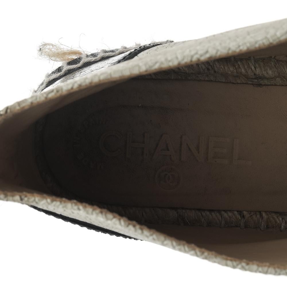 One's wardrobe is incomplete without a good pair of sneakers. If you're looking for a pair, we recommend these Chanel ones! These high-top Chanel sneakers have been crafted using beige textured leather and black patent leather. They are complete
