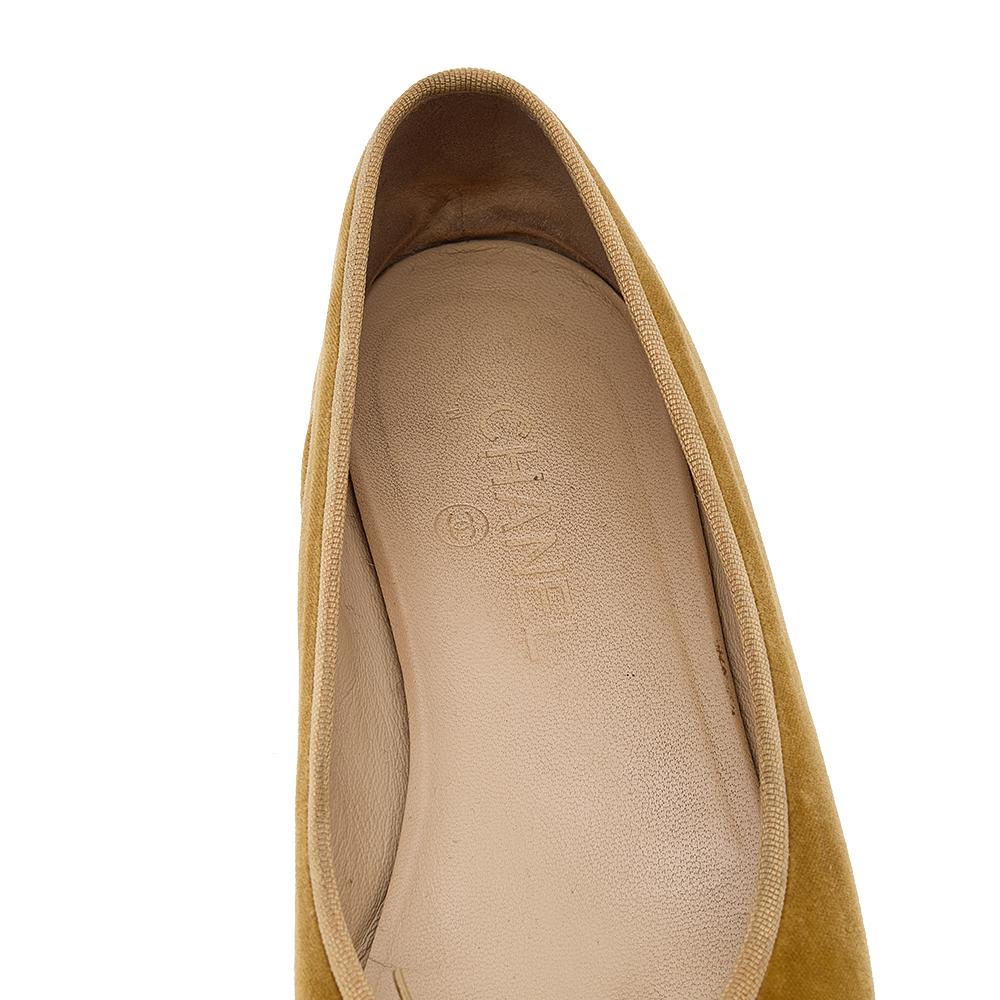These ballet flats from the House of Chanel will certainly deliver a sense of elegance and poise with their chic design. They are made from velvet and patent leather and feature a bow detail on the cap toes. These Chanel ballet flats will help you