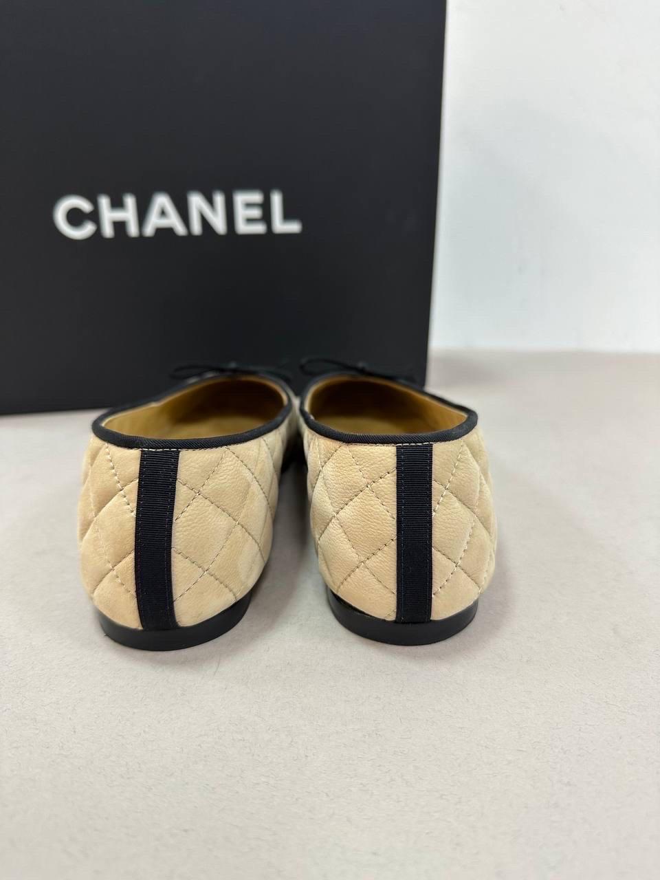 Chanel Beige Black Quilted Leather Ballet Flats In Good Condition In Krakow, PL