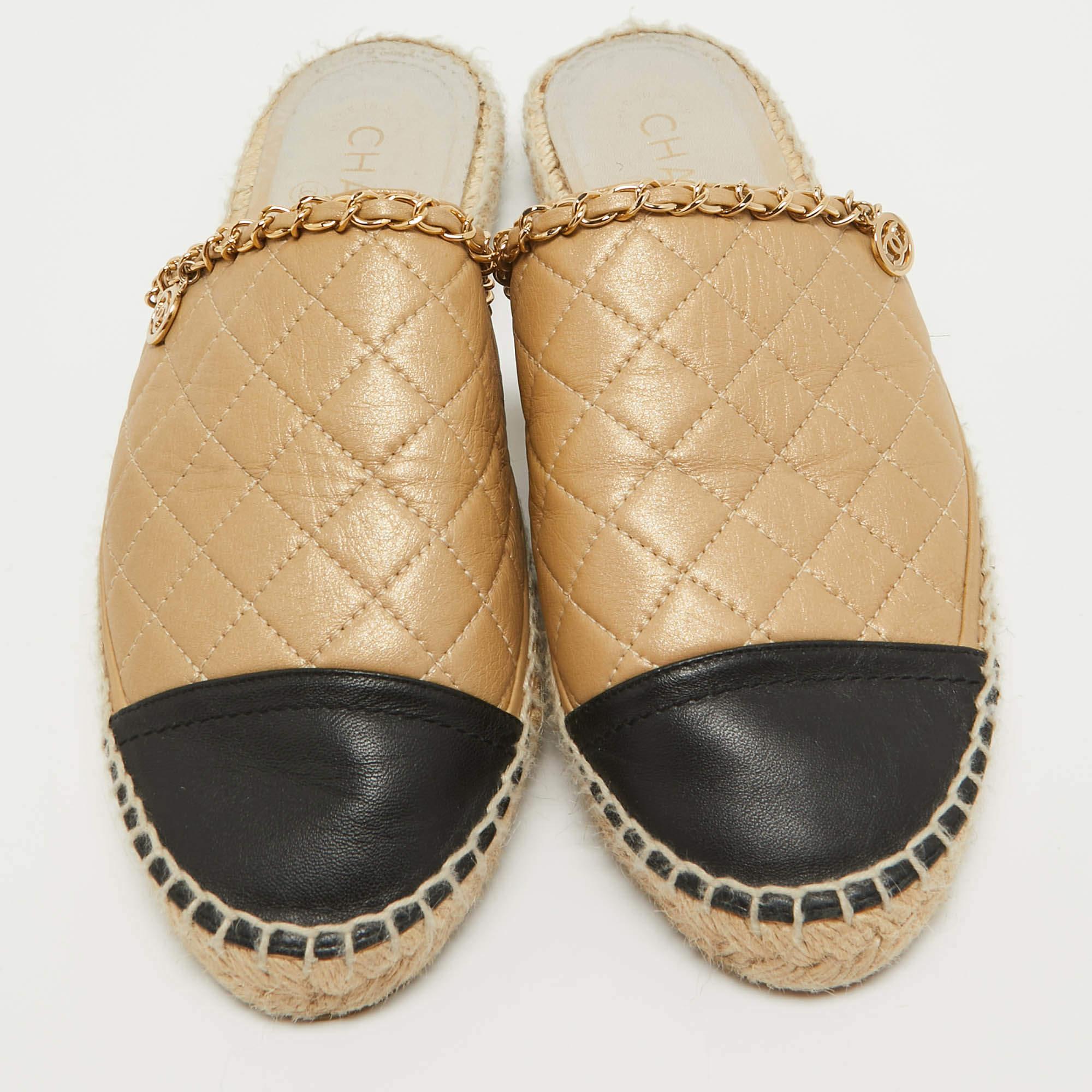Chanel Beige/Black Quilted Leather CC Chain Link Espadrille Flat Mules Size 41 In Fair Condition In Dubai, Al Qouz 2