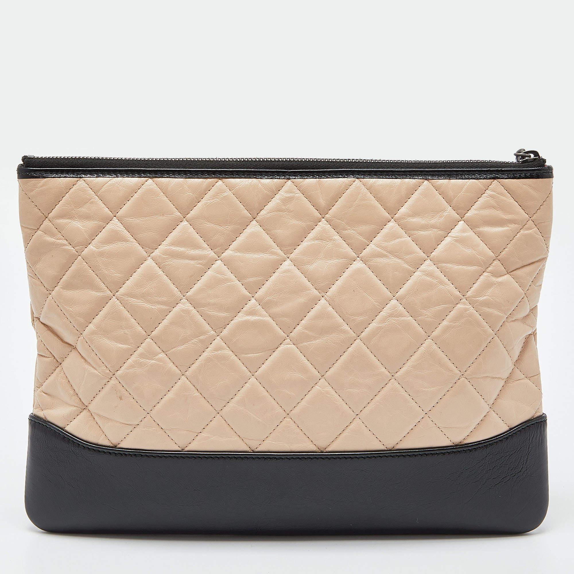 This Chanel clutch for women has the kind of design that ensures high appeal, whether held in your hand or tucked under your arm. It is a meticulously-crafted piece bound to last a long time.

