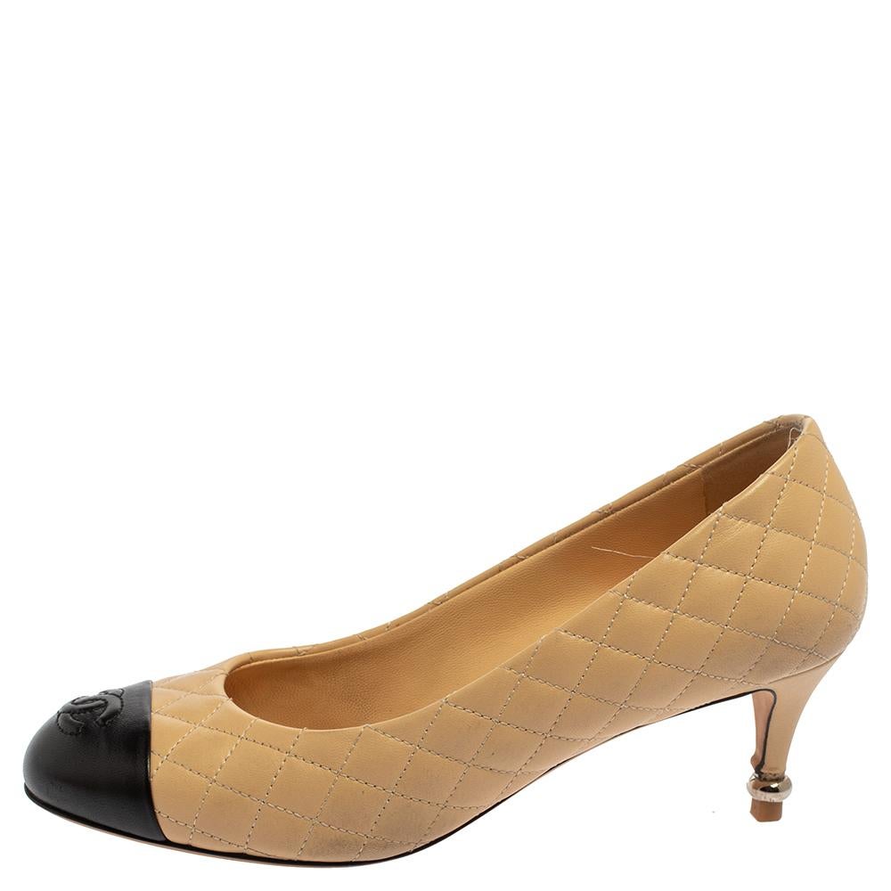 Exuding an elegant and polished appeal, this pair of pumps, made of leather, gives a refined touch to your look. They flaunt the iconic quilted design and come with leather insoles. Metal rings in gold-tone hardware are detailed on the 6 cm high