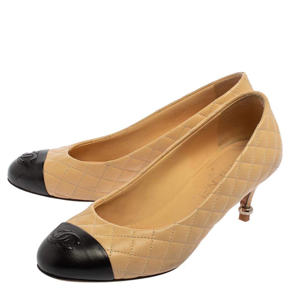 Chanel Beige/Black Quilted Leather Pumps Size 38 In Good Condition In Dubai, Al Qouz 2