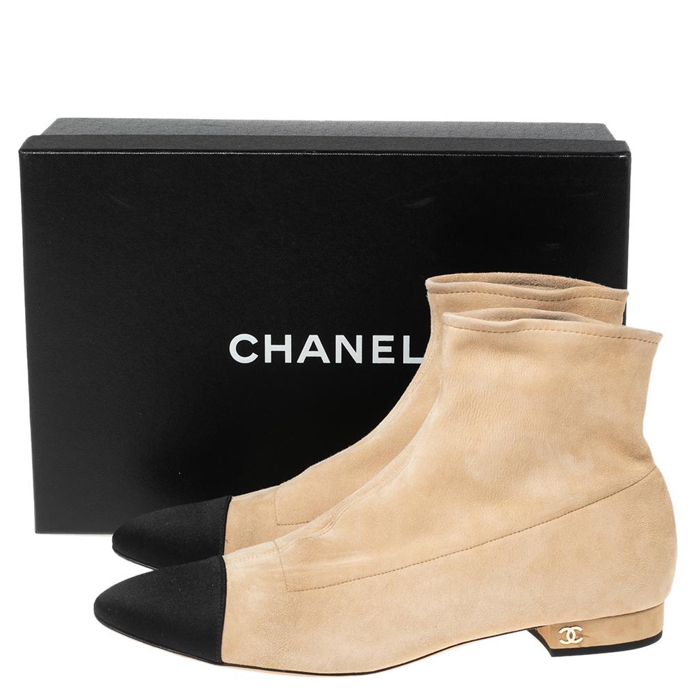 From the House of Chanel, these boots will certainly elevate your ensemble with saving grace. They are crafted using beige-black suede and satin into an ankle-length silhouette. They flaunt pointed toes, 1.5 cm heels, and gold-toned hardware. These