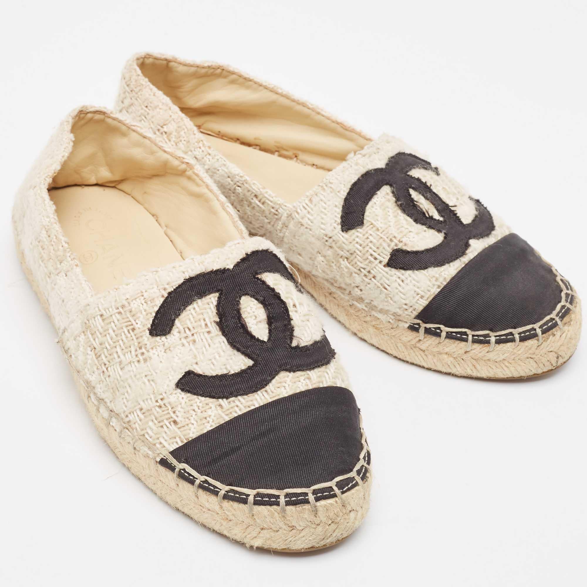 Women's Chanel Beige/Black Tweed and Fabric CC Espadrille Flats Size 36 For Sale