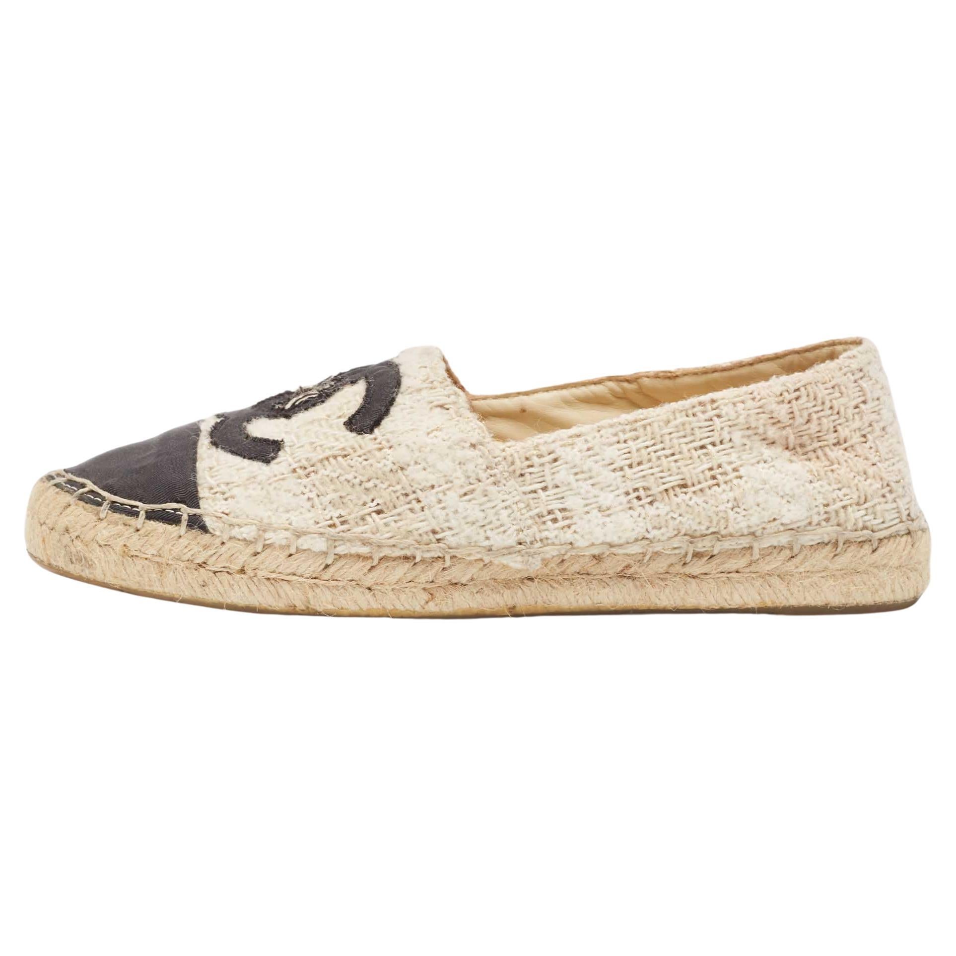Chanel Beige/Black Tweed and Fabric CC Espadrille Flats Size 36 For Sale