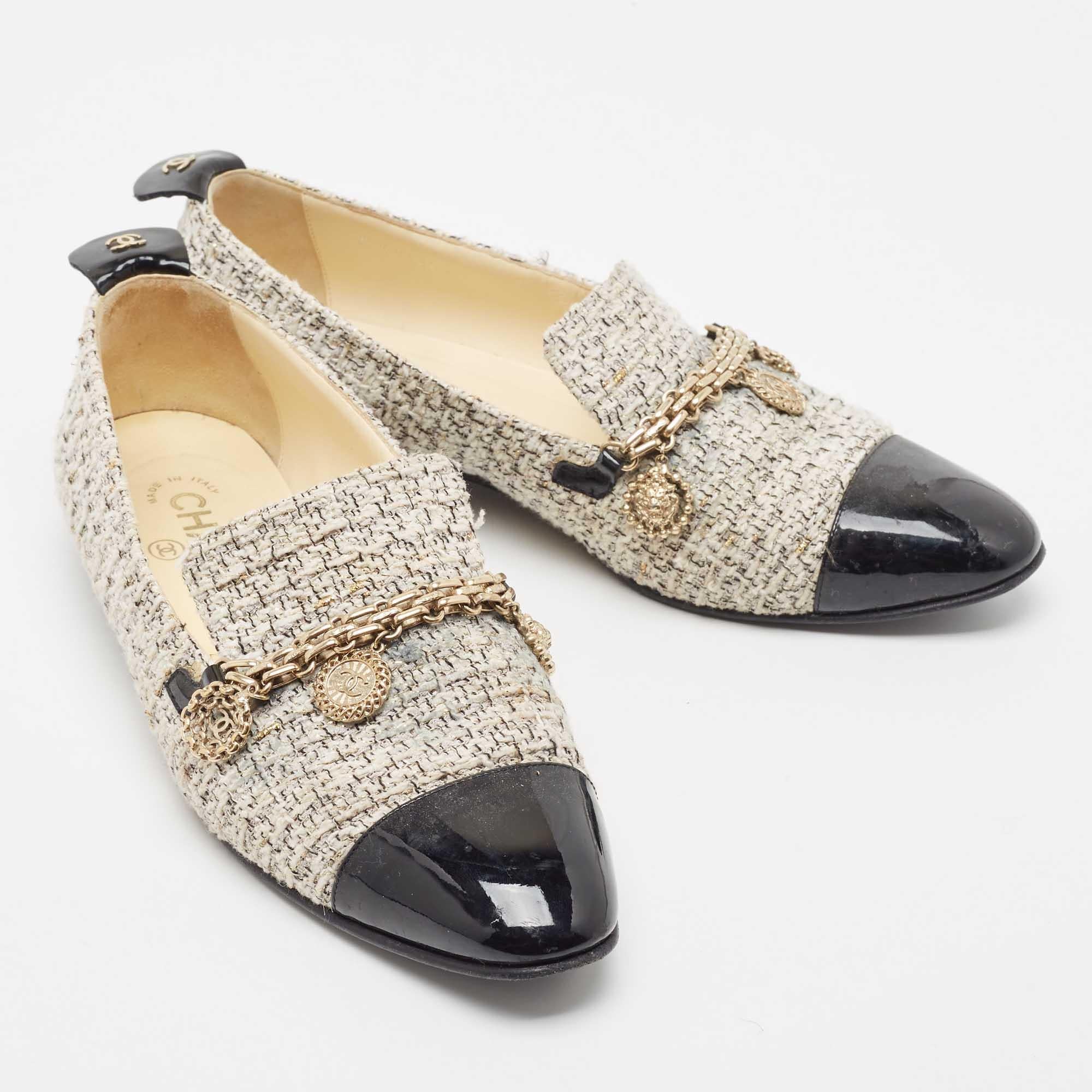 Chanel Beige/Black Tweed and Patent Chain-Link Loafers Size 37.5 In Good Condition In Dubai, Al Qouz 2