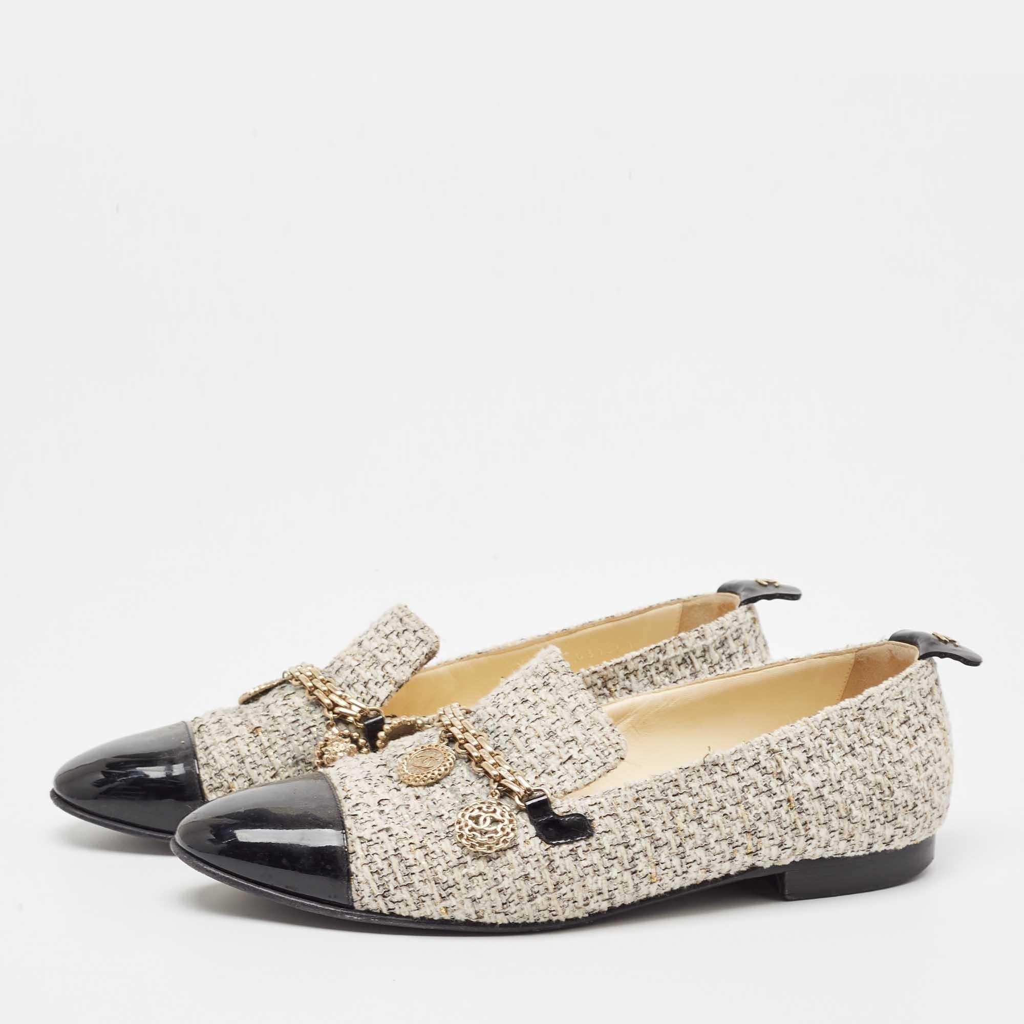 Chanel Beige/Black Tweed and Patent Chain-Link Loafers Size 37.5 4