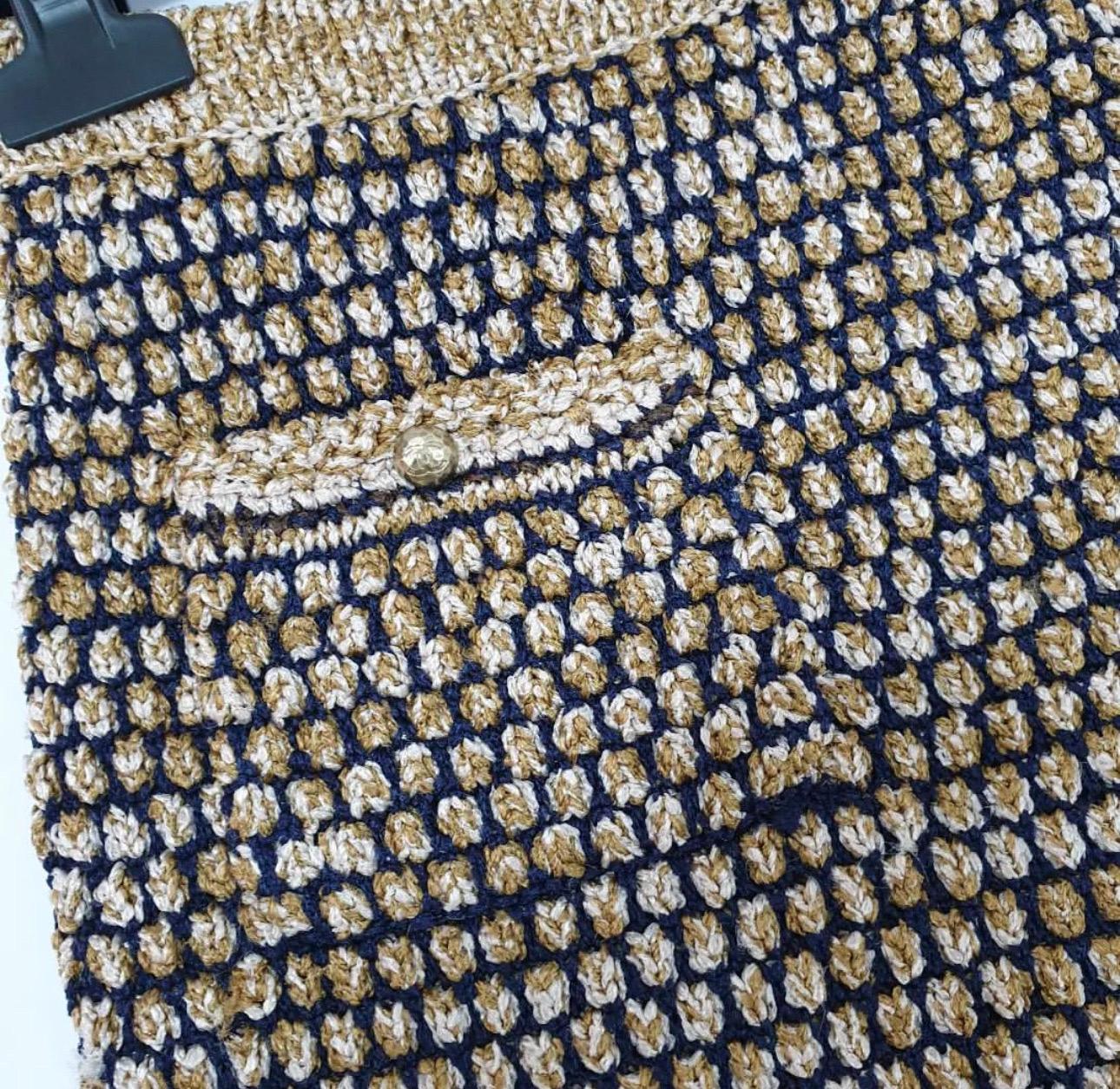 Cette jupe témoigne de l'habileté de Chanel à créer des silhouettes chic et féminines et des styles gracieux.
 Il est réalisé en tweed beige-bleu. 
Sz. 36
Très bon état.