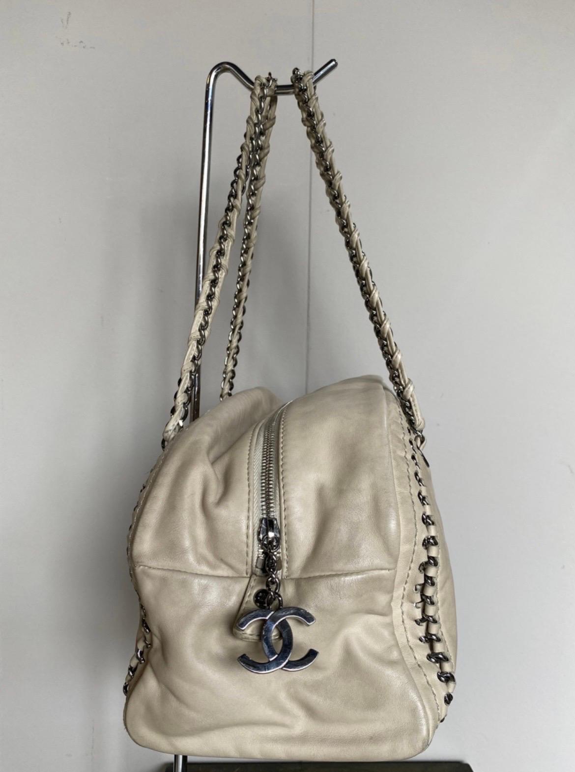 Chanel bowling bag, in beige leather, unfortunately the oleogram is missing. 
zip closure with CC charms and silver-colored galvanic, the bag has signs of wear and some dirty spots as you can see in pics.
Measurements: 17x34x18 cm