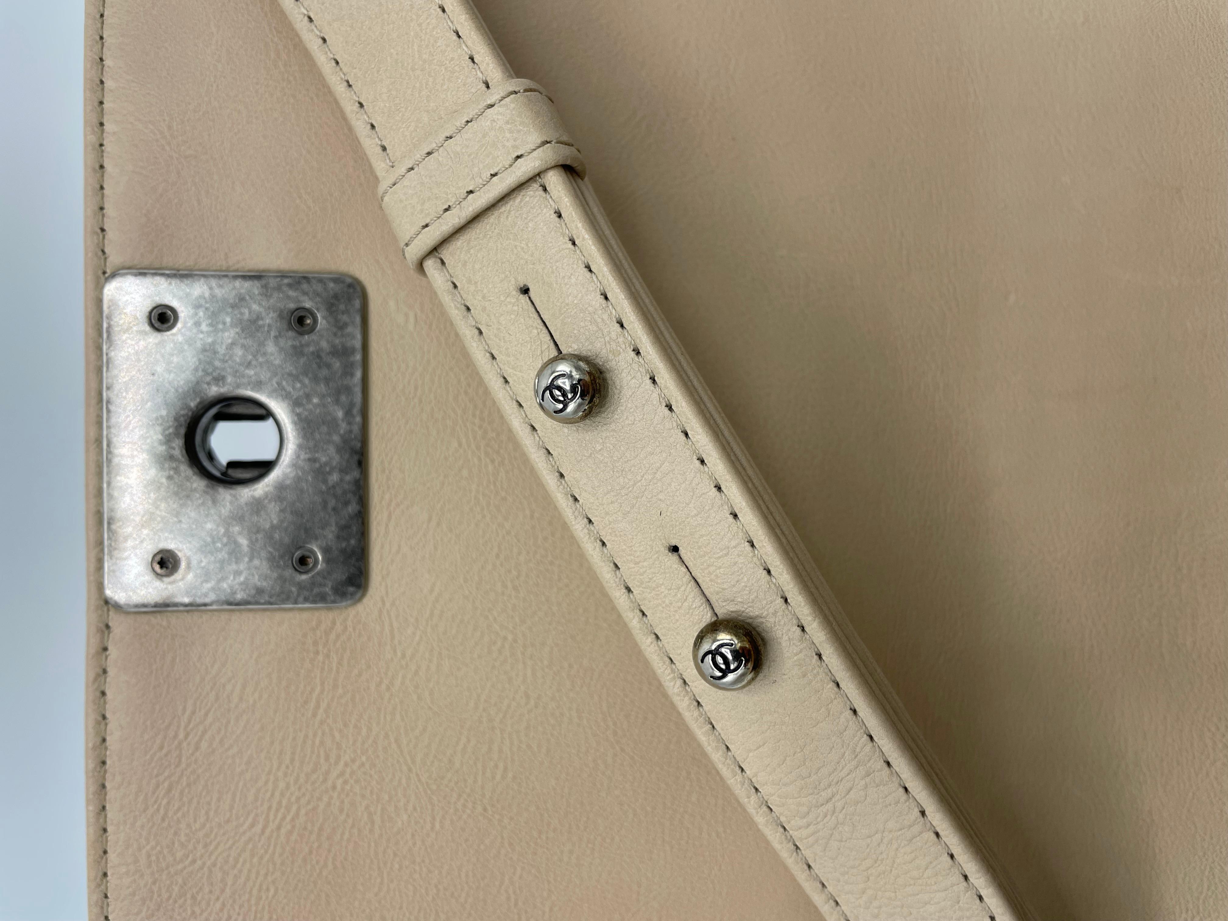 Chanel Bolso con solapa Boy Beige Piel de becerro acolchada Mediano en venta 9