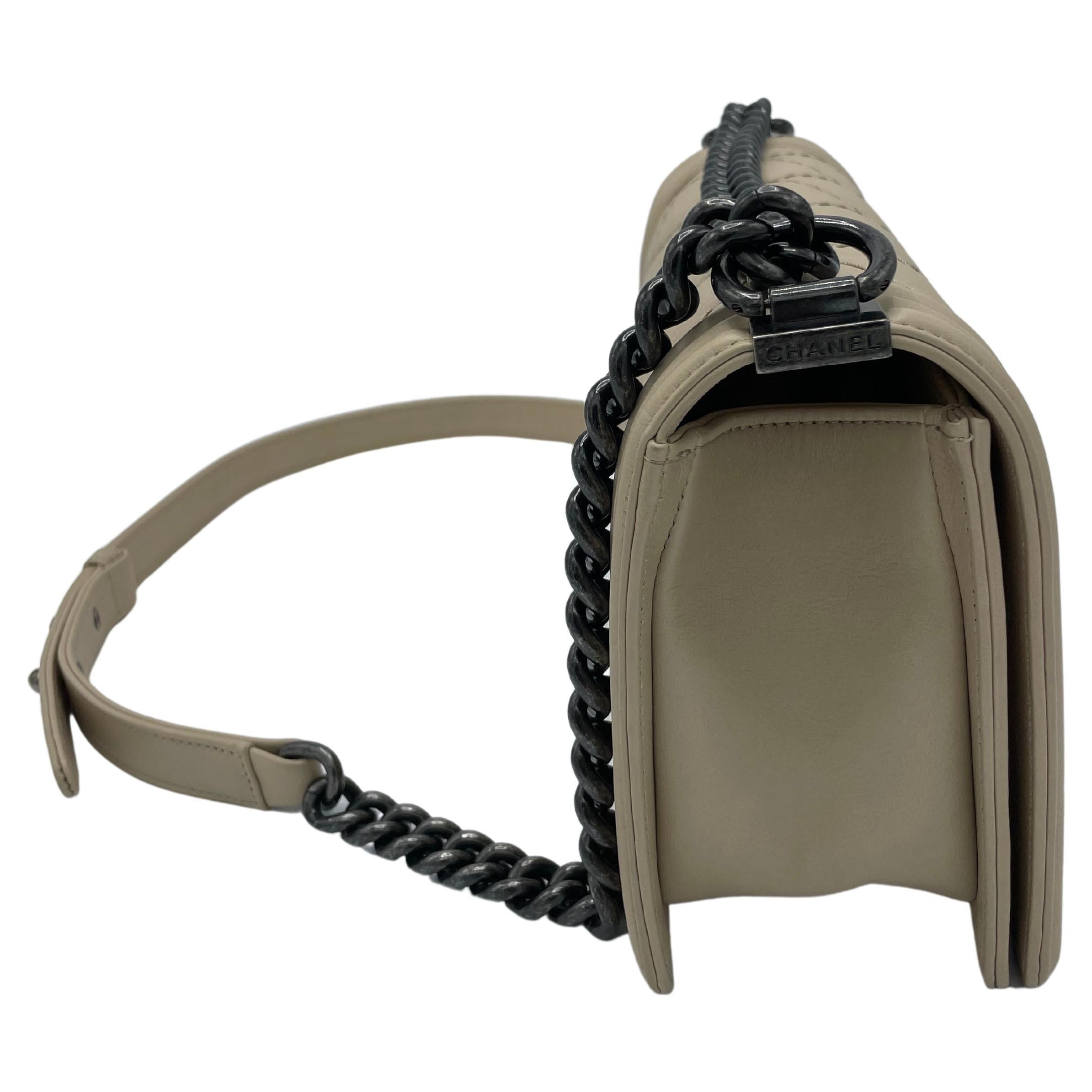 Chanel Bolso con solapa Boy Beige Piel de becerro acolchada Mediano en venta 4