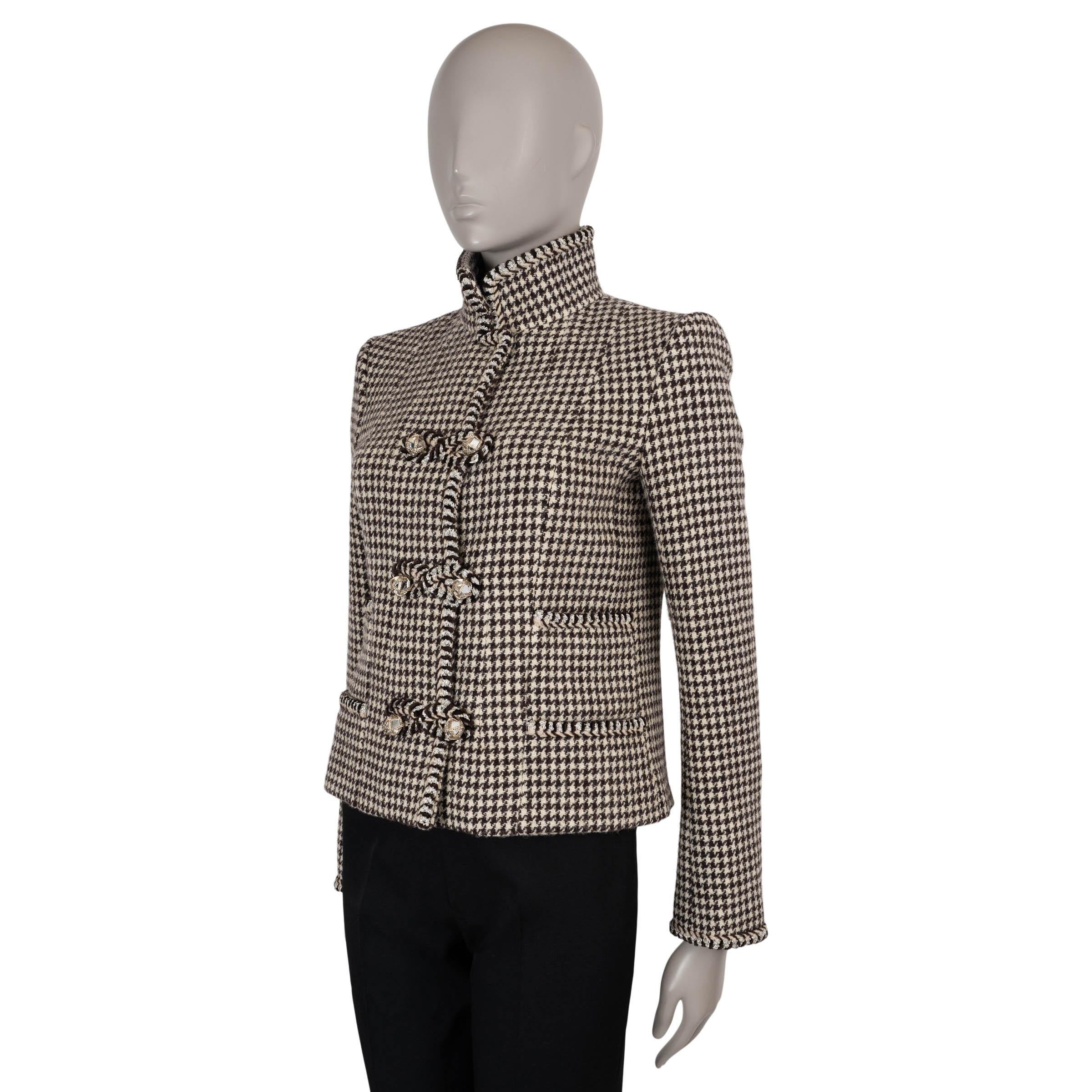 This 100% authentic Chanel jacket in dark brown and beige houndstooth tweed wool (100%) is a refined blend of classic tailoring and signature detailing. Designed with a fitted, short silhouette and a stand collar, it features four functional pockets