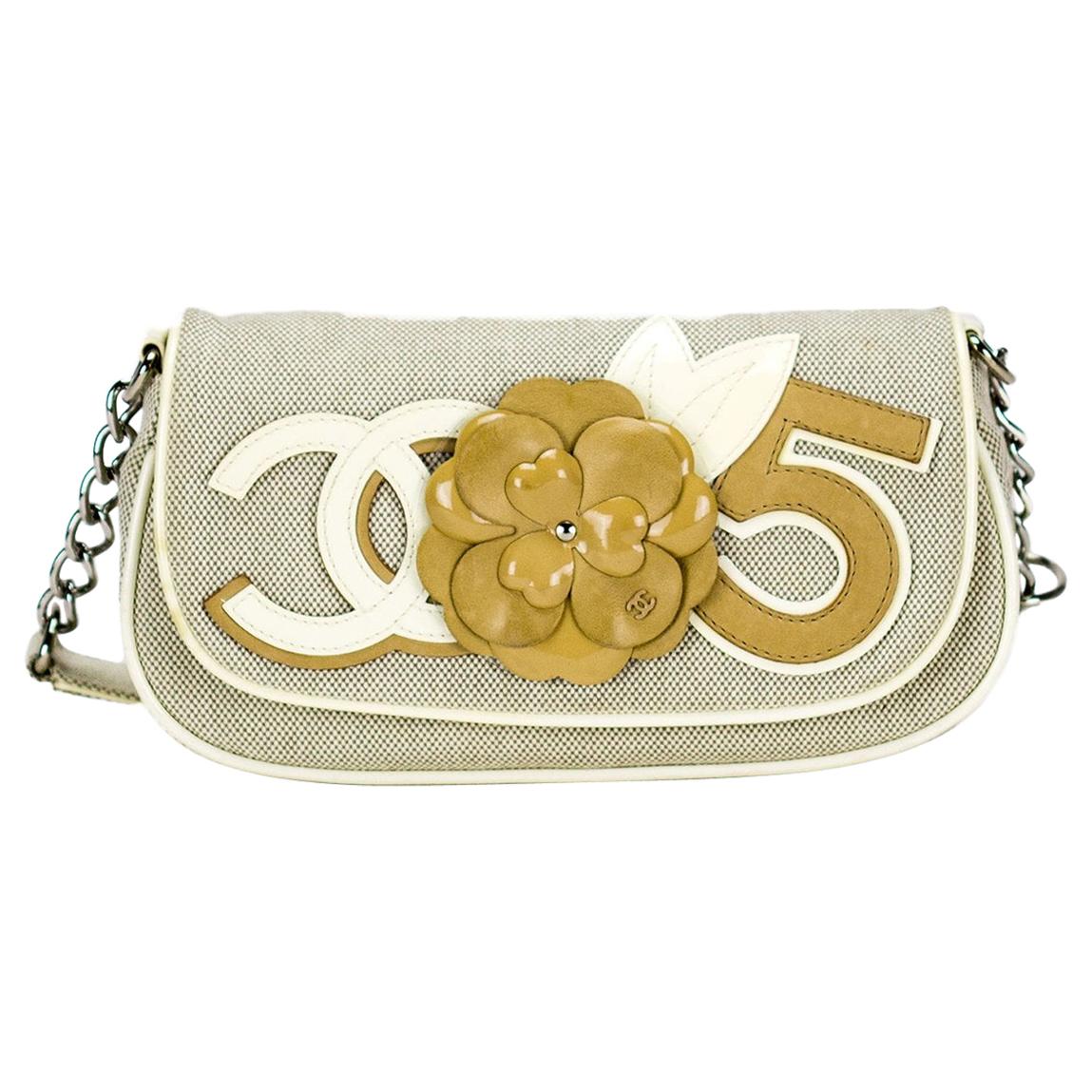 Chanel 2005 Vintage Beige Camelia Canvas Kleine Tasche mit Klappe

2005 {VINTAGE 19 Jahre}
Beige Grau Gewebtes Segeltuch
Silberne Hardware
Magnetischer Laschenverschluss
Paspel aus Lackleder und CC-Logo-Detail
Lammfell Camelia Blume
Zentrierte