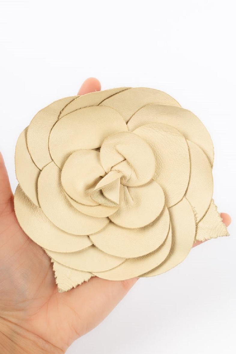Chanel- (Made in France) Beige leather camellia brooch

Additional information:
Dimensions: Ø 13 cm
Condition: Good condition
Seller Ref number: BRB23
