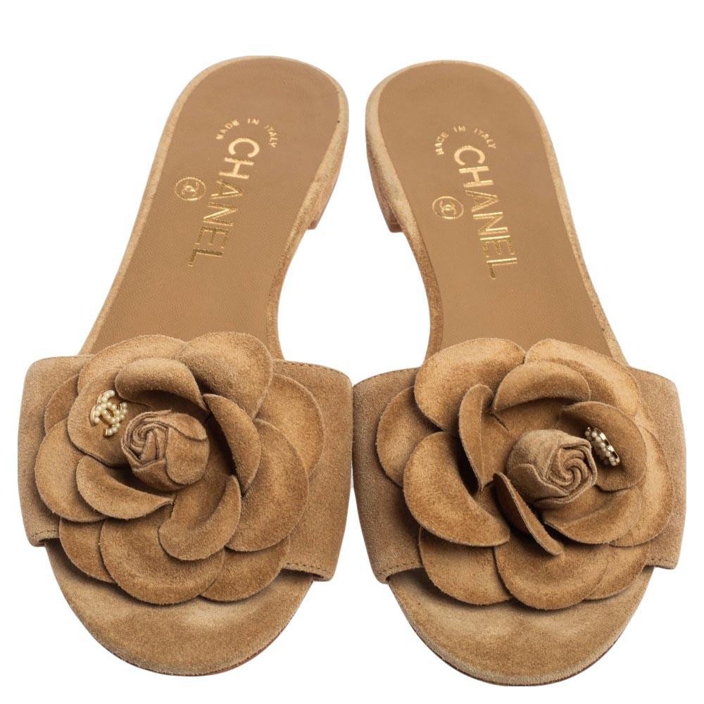 Chanel Beige Camellia Suede Slide Flats Size 37 In Good Condition In Dubai, Al Qouz 2