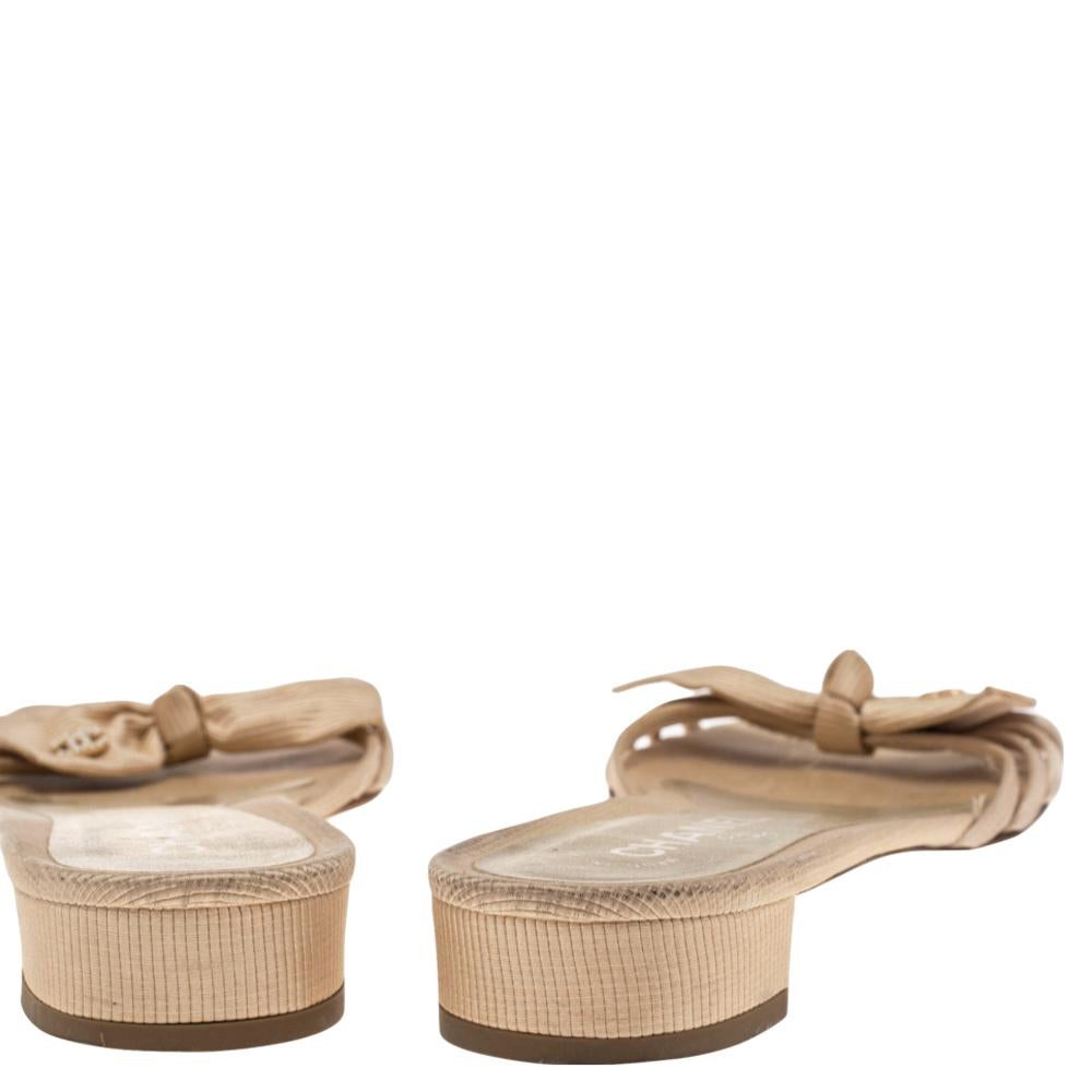 Chanel Beige Canvas Bow Flat Sandals Size 38 In Good Condition In Dubai, Al Qouz 2