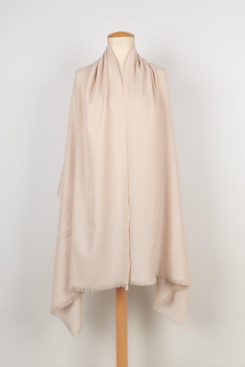 Chanel - (Made in Italy) Beige cashmere large stole.

Additional information:
Condition: Very good condition
Dimensions: about 80 cm x 205 cm

Seller Reference: FFC18