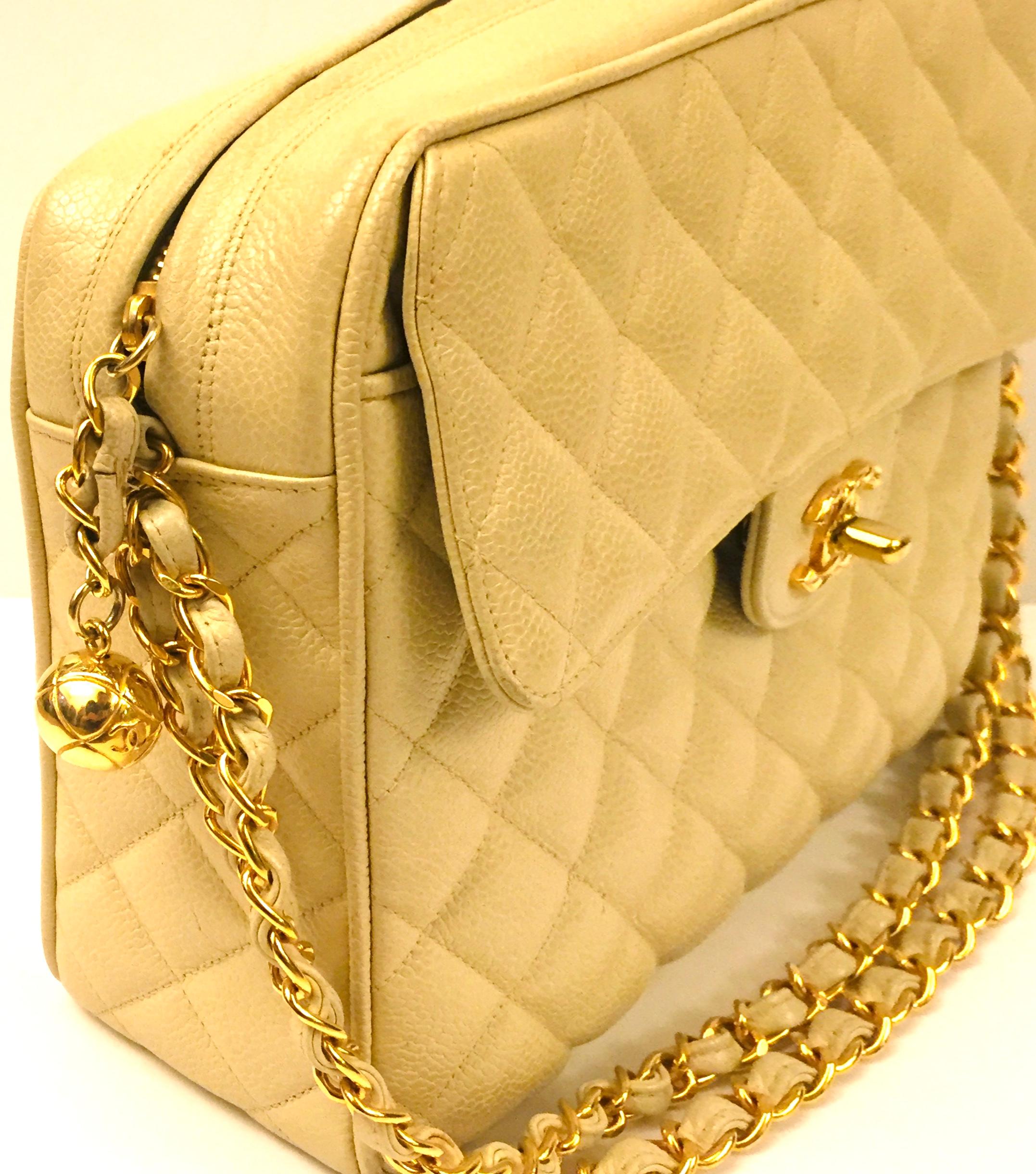 - Bolso Chanel beige caviar de doble cadena del año 1991-1993. 

- Cierre de cremallera de bola 