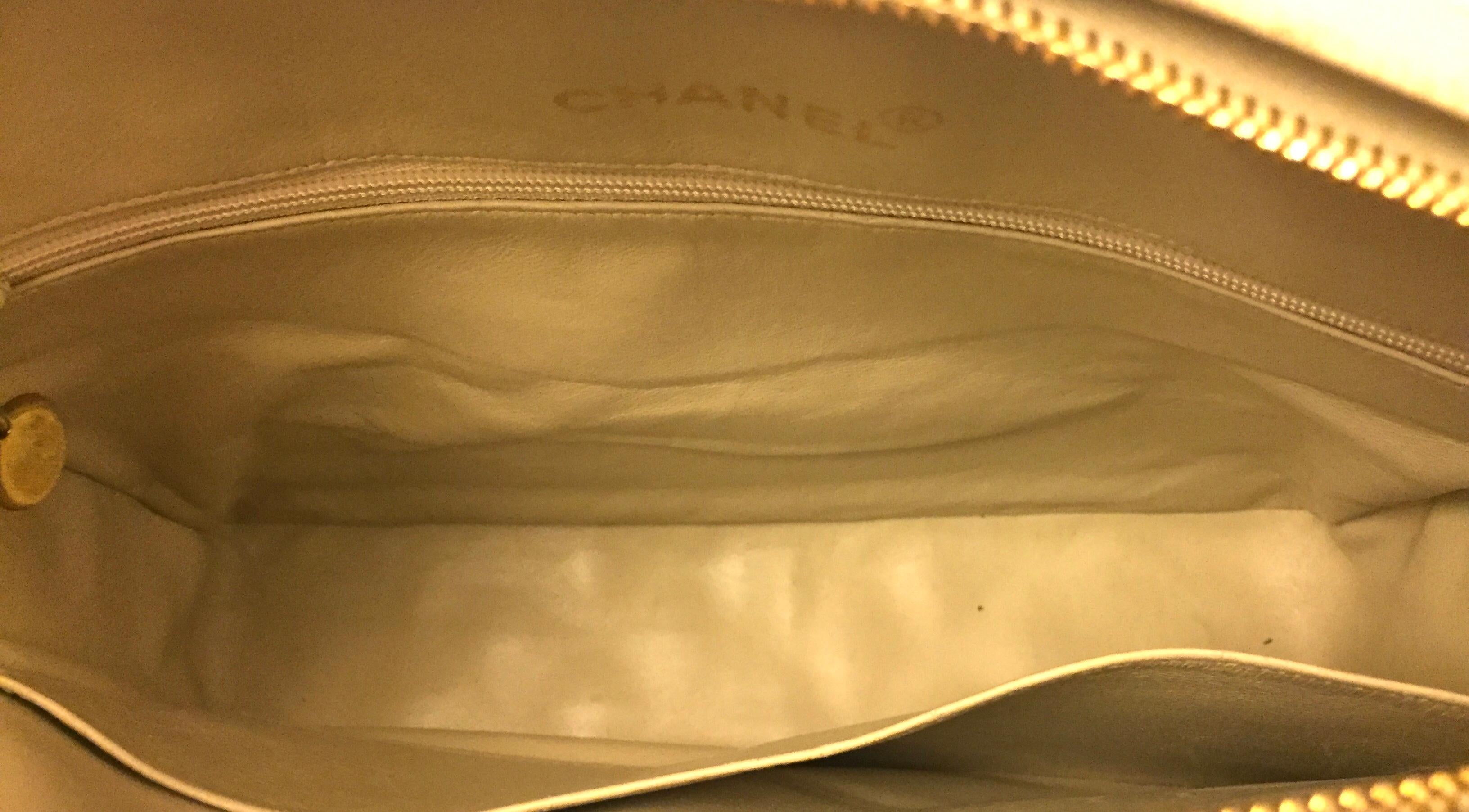 Chanel Off White Caviar Double Chain Handbag In Good Condition For Sale In Sheung Wan, HK