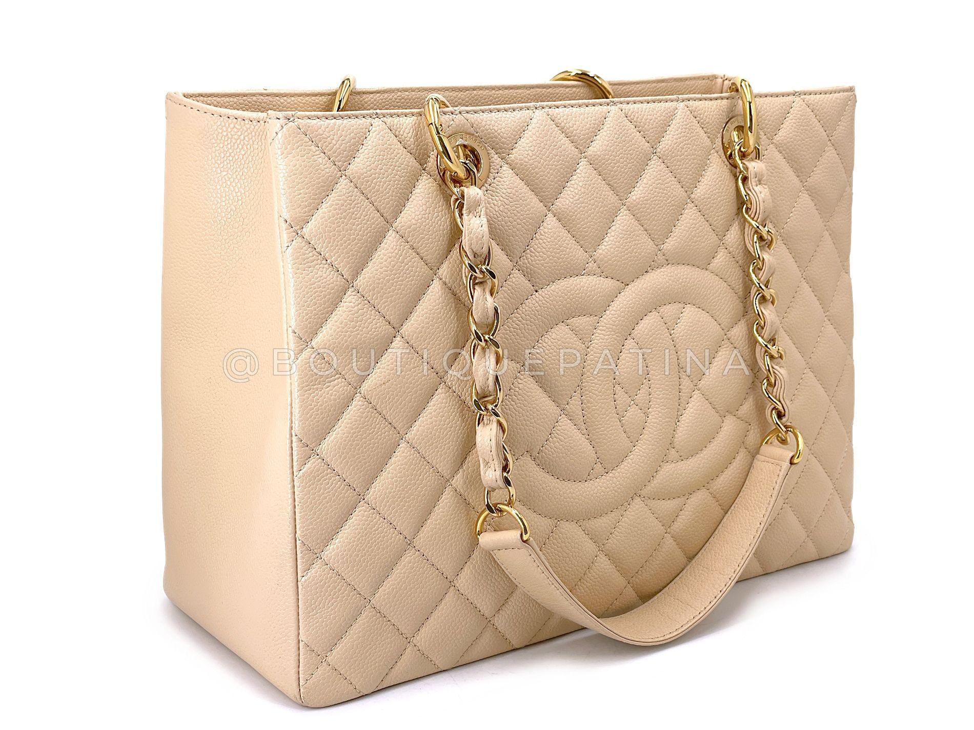 Articolo del negozio: 68738
Per quanto riguarda le GST, Boutique Patina si rifornisce esclusivamente di quelle che non presentano pieghe sul retro, cosa sempre più difficile per noi. 

Questa Chanel Beige Caviar Grand Shopper Tote GST Bag GHW è un