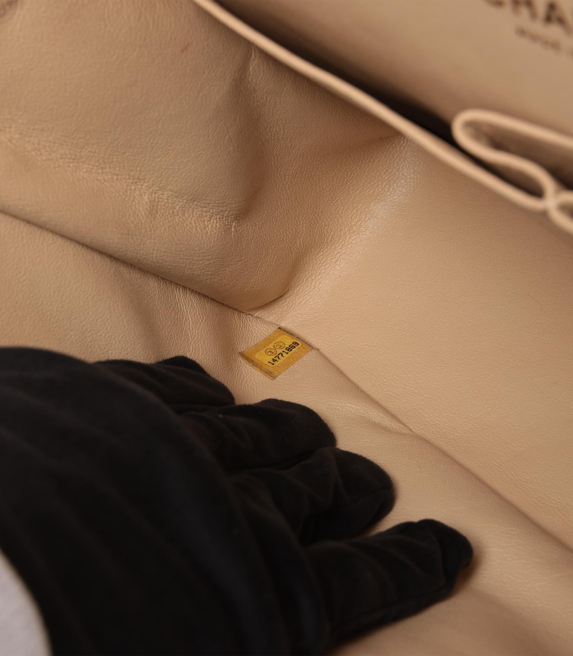 Chanel Bolso Jumbo Classic Doble Solapa Piel Caviar Beige en venta 3