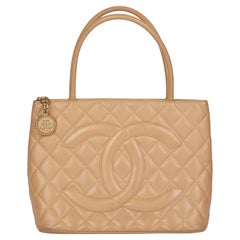 CHANEL Tote con medaglione in pelle di caviale beige