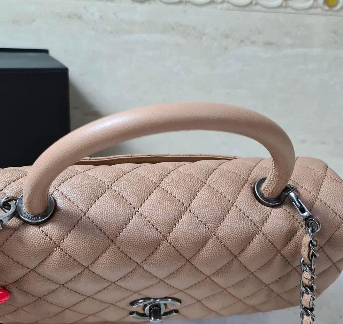 Chanel Beige Kaviar Leder Medium Coco Henkeltasche mit Griff oben im Zustand „Hervorragend“ in Krakow, PL