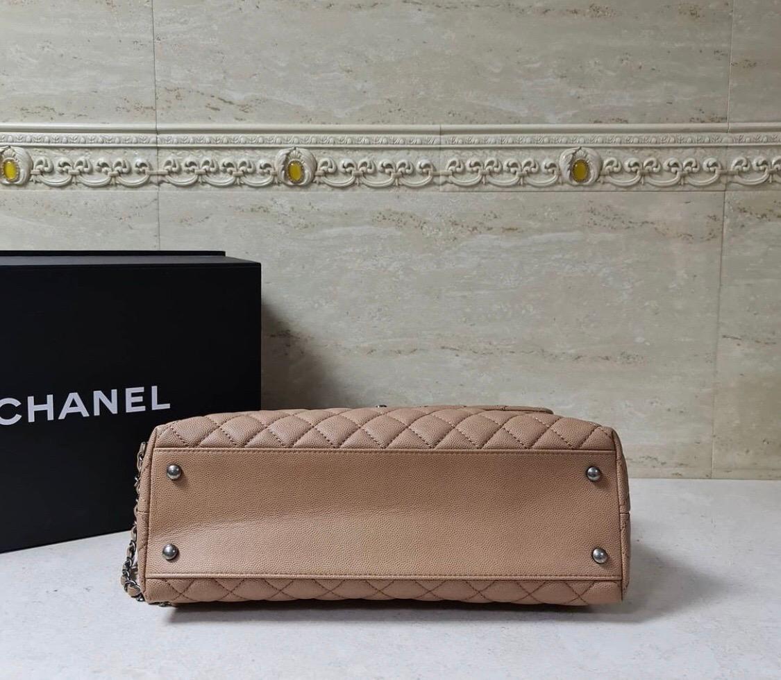 Chanel Beige Kaviar Leder Medium Coco Henkeltasche mit Griff oben 2
