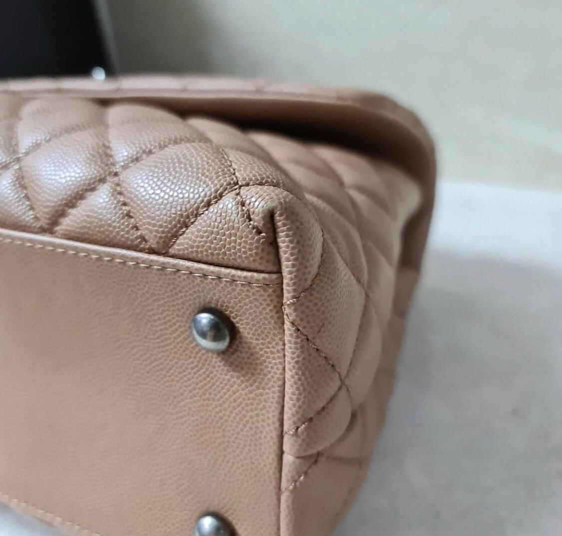 Chanel Beige Kaviar Leder Medium Coco Henkeltasche mit Griff oben 3