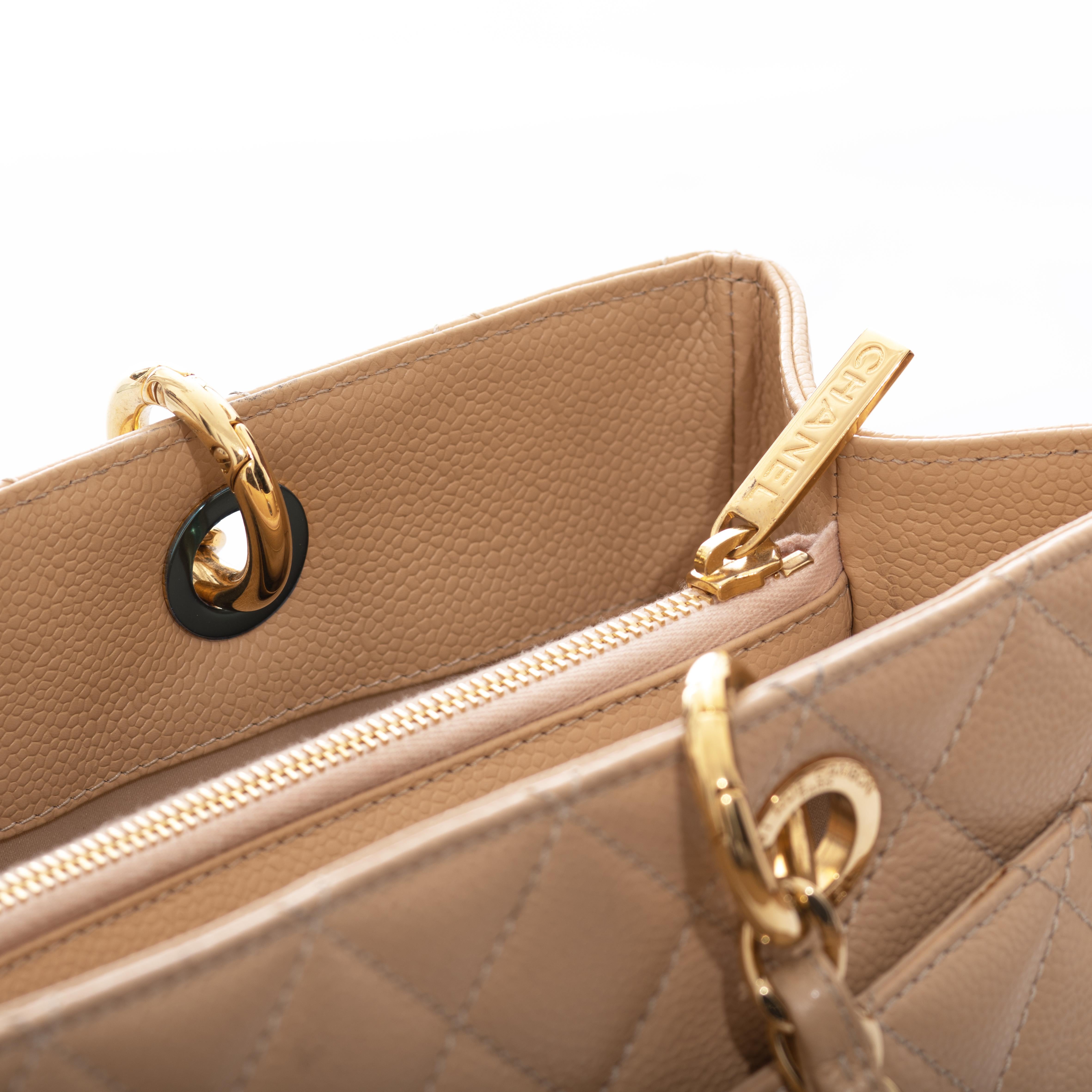 ▪ Chanel beige grand shopping tote bag
▪ 100% Caviar Leather
▪ Double leather and chain shoulder strap with shoulder pad
▪ Goldtone hardware
▪ Large embossed CC logo on front 
▪ Open back pocket
▪ 13.5