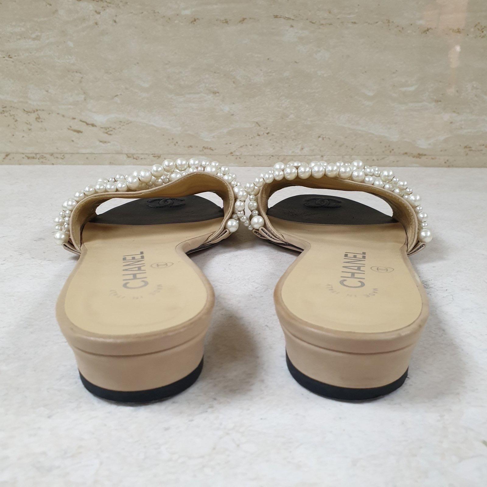 Chanel Beige CC Logo Pantoletten-Sandalen mit Perlen Flip Flops Damen im Angebot
