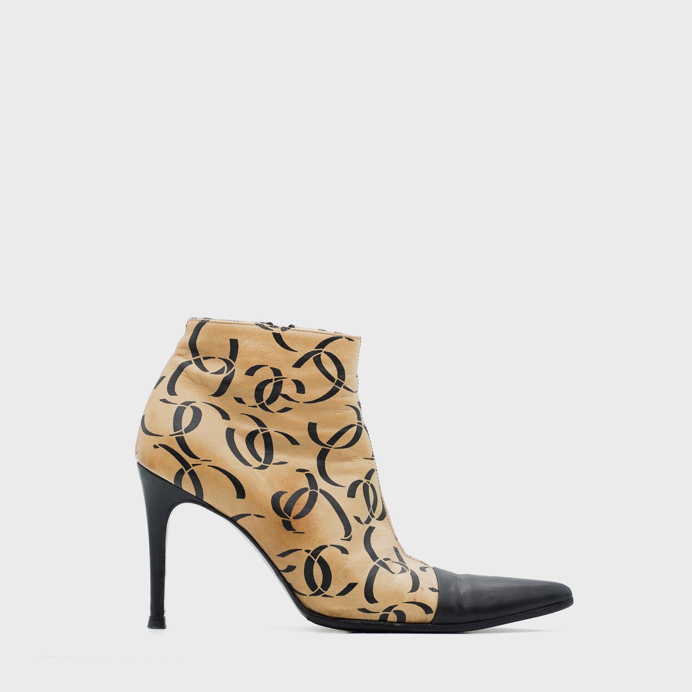 Dalla collezione di Karl Lagerfeld for Chanel per l'Autunno/Inverno 2000, questi stivaletti sono la quintessenza dell'audace reinterpretazione dei codici classici della Maison da parte dello stilista. Realizzate in Italia in morbida pelle d'agnello