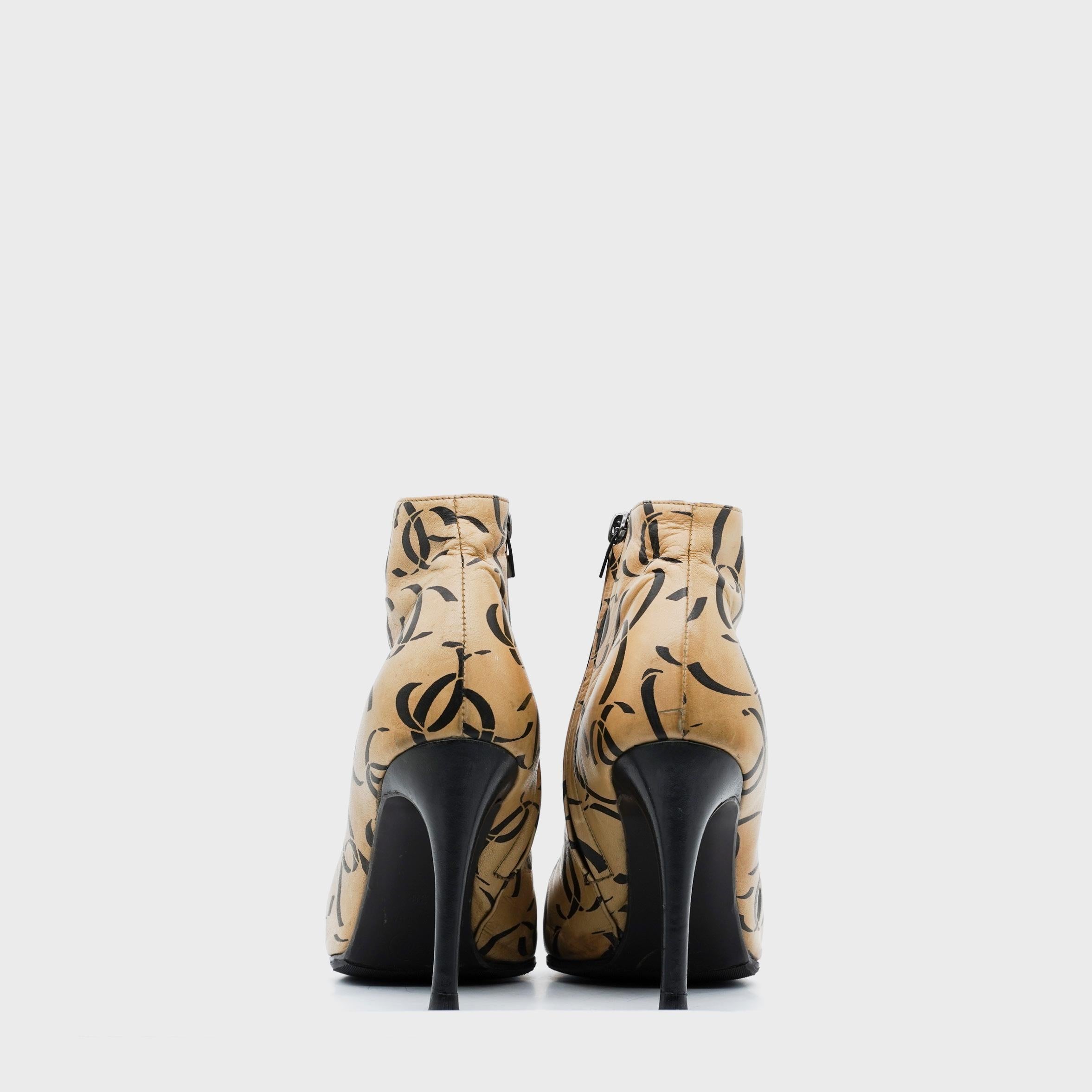 Beige Stivaletti Chanel in pelle di agnello con stampa CC beige, passerella A/I 2000 in vendita
