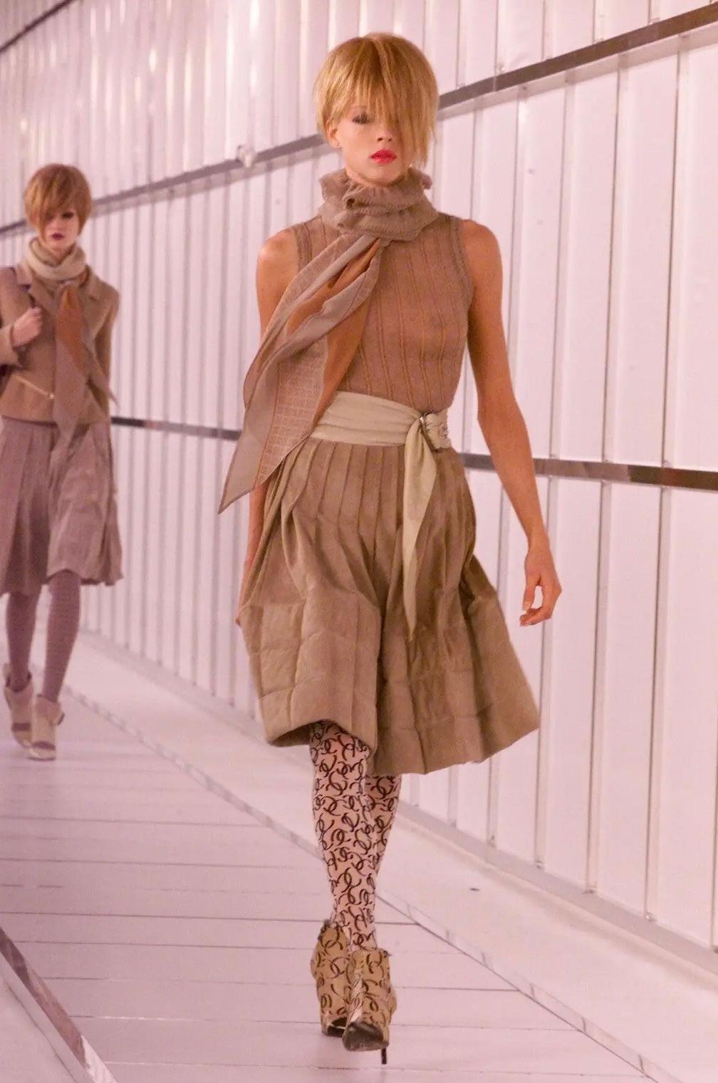 Donna Stivaletti Chanel in pelle di agnello con stampa CC beige, passerella A/I 2000 in vendita