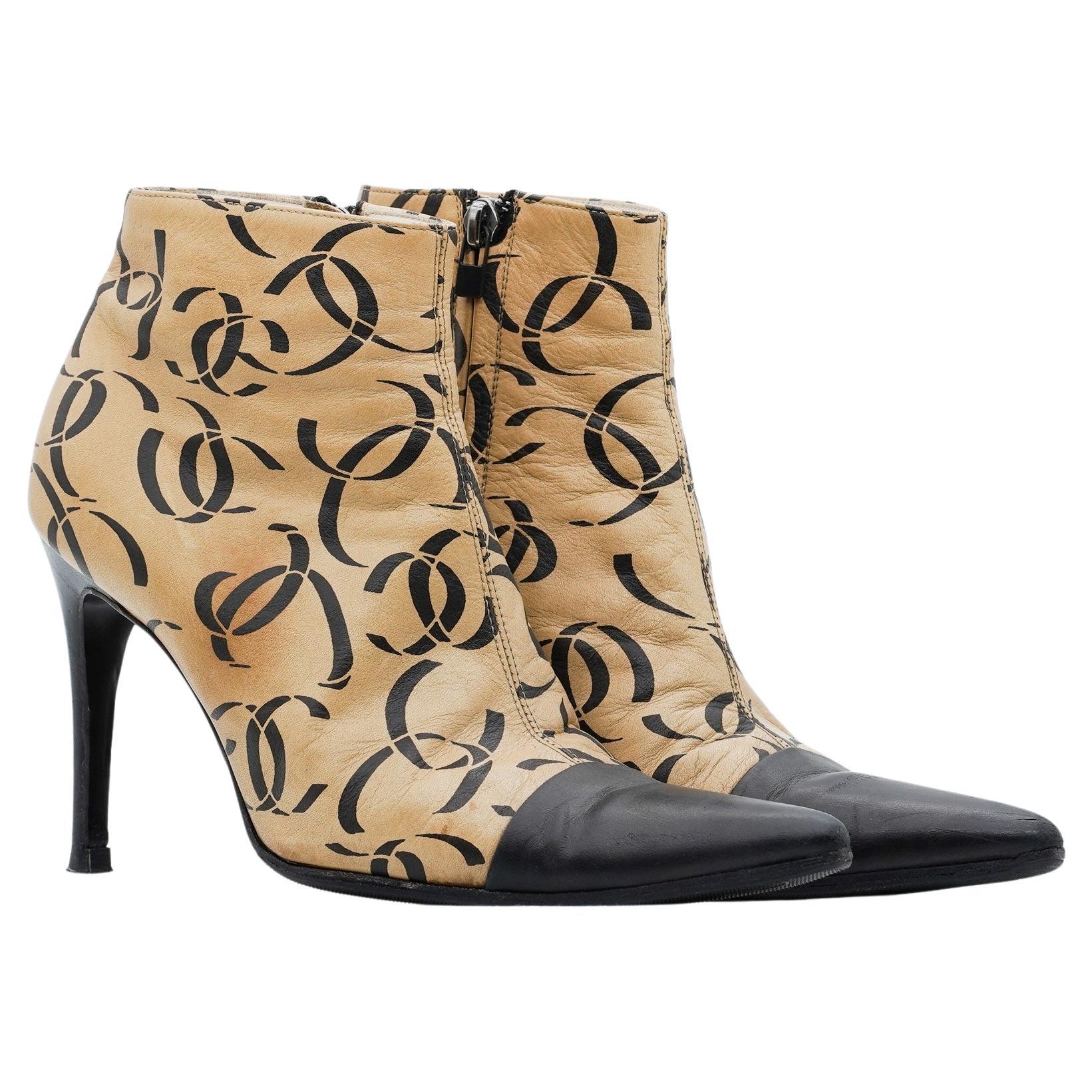 Stivaletti Chanel in pelle di agnello con stampa CC beige, passerella A/I 2000 in vendita