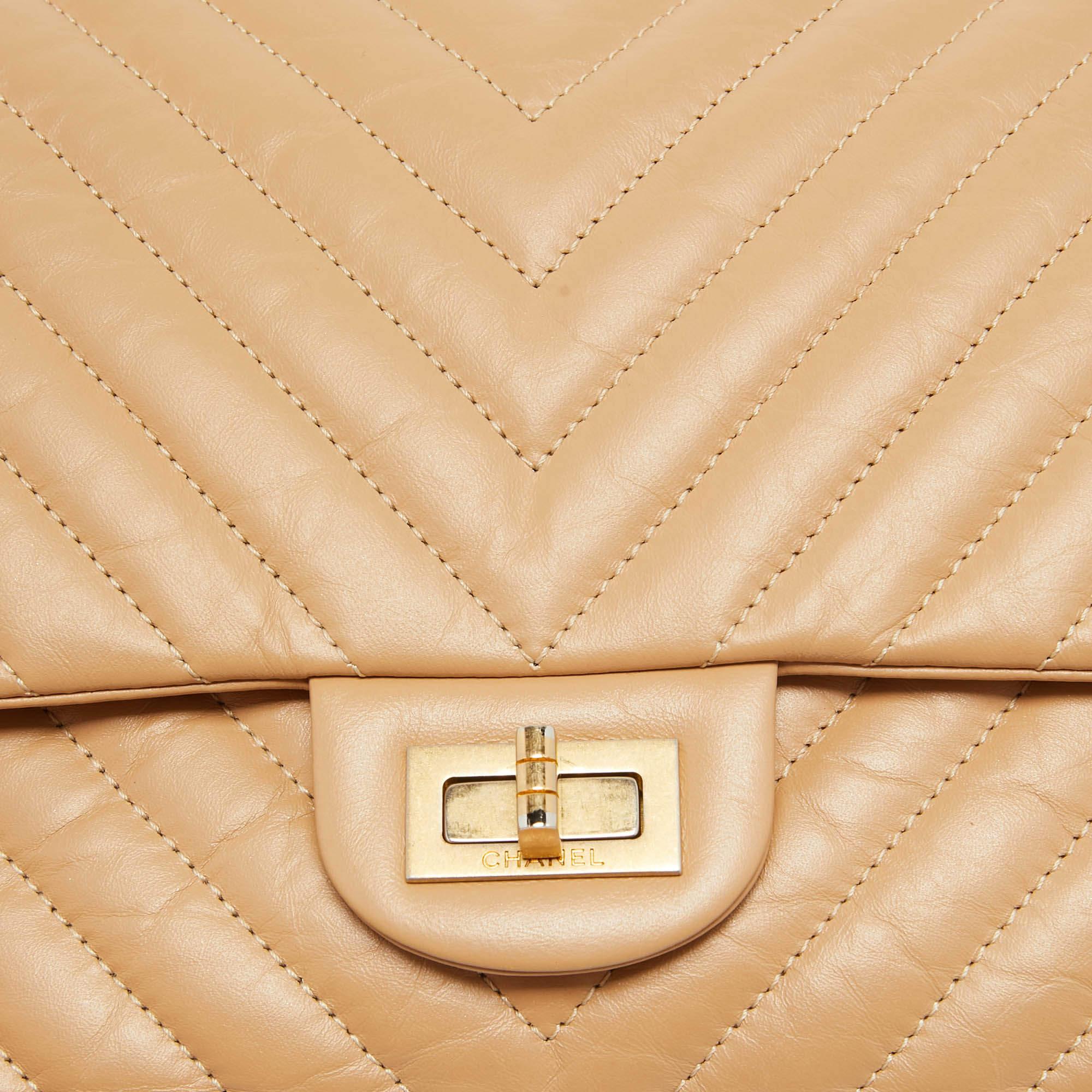 Chanel Beige Chevron Leather 226 Reissue 2.55 Flap Bag For Sale 2