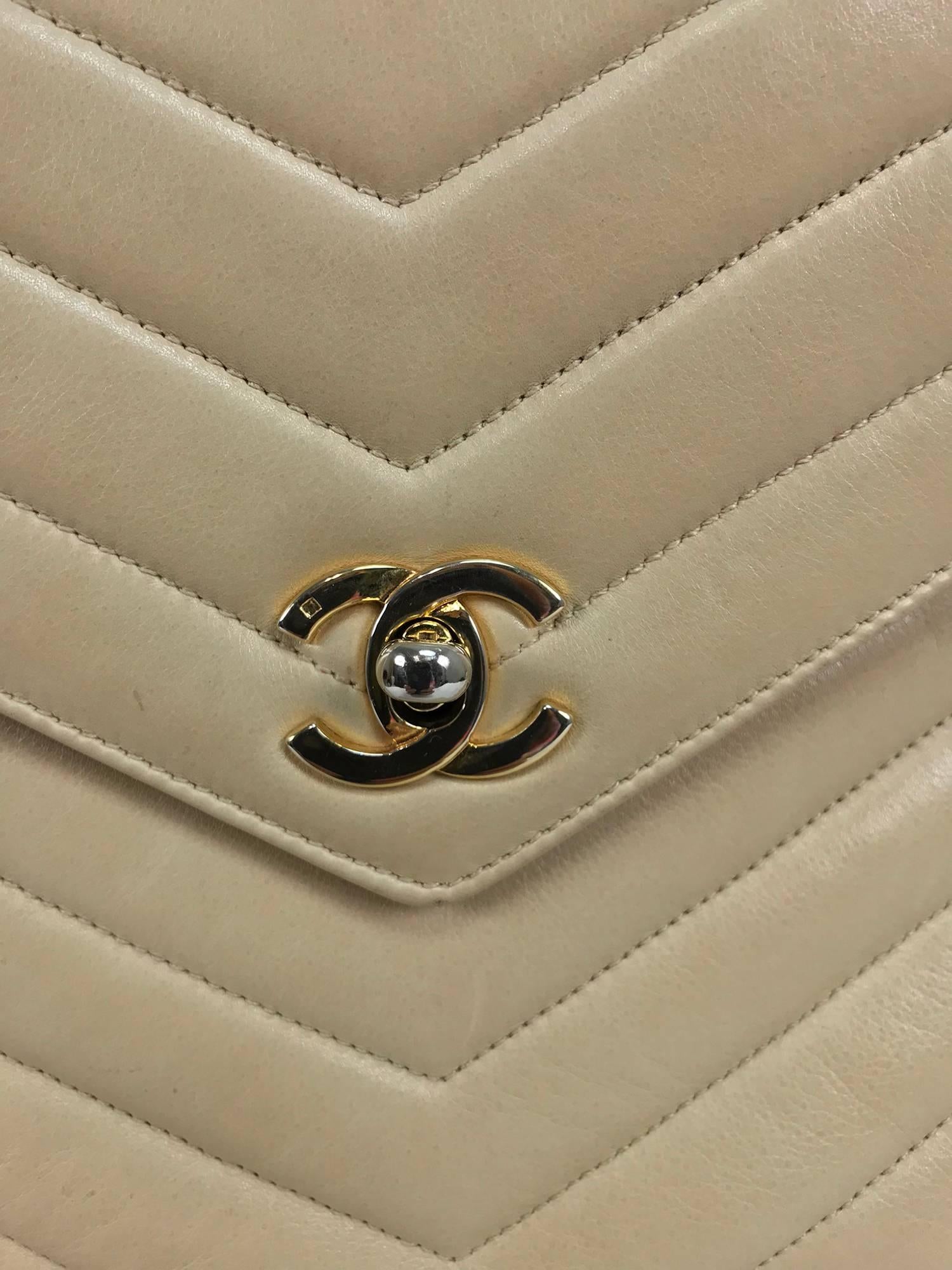 Chanel beige chevron leather cross body camera handbag 1980s In Excellent Condition In West Palm Beach, FL