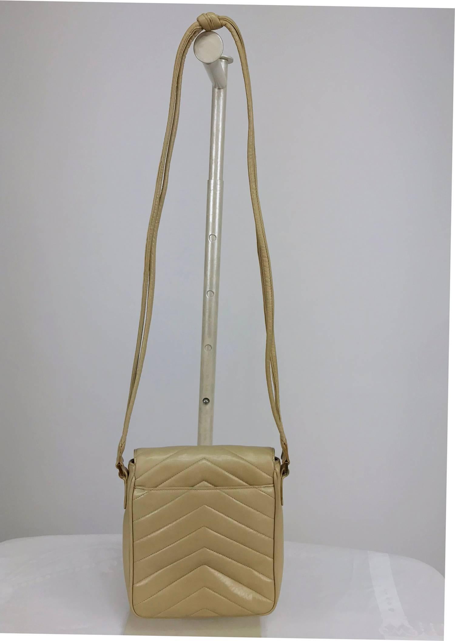 Women's Chanel beige chevron leather cross body camera handbag 1980s