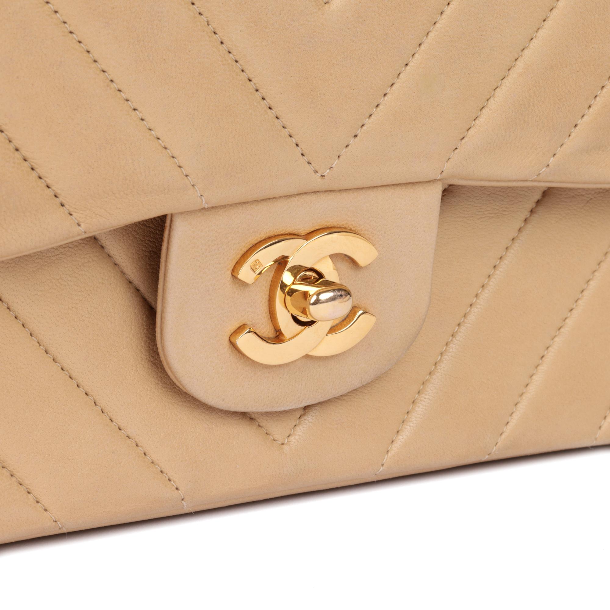CHANEL Beige Chevron Quilted Lambskin Vintage Medium Classic Double Flap Bag In Excellent Condition For Sale In Bishop's Stortford, Hertfordshire