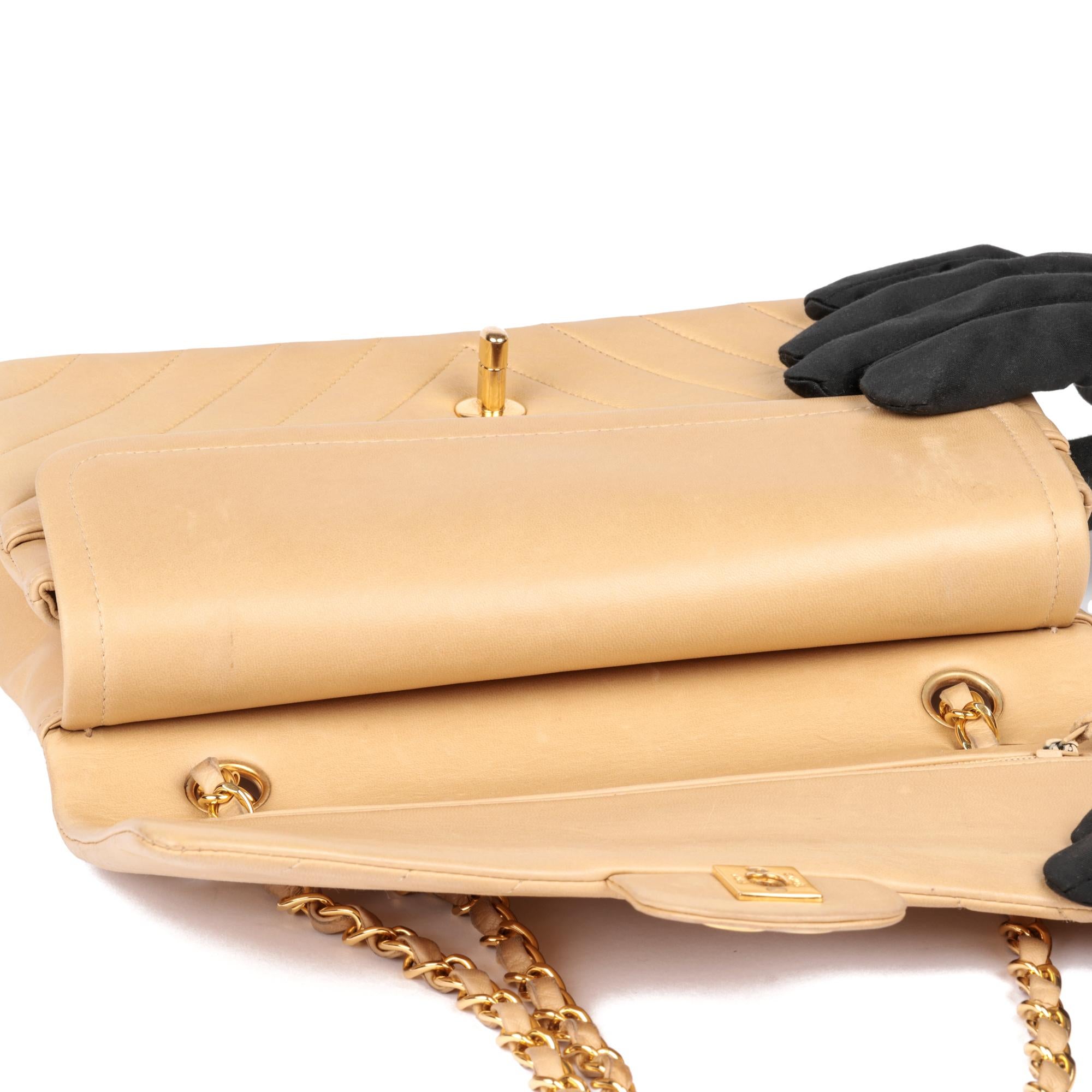CHANEL Beige Chevron Vintage Medium Classic Double Flap Tasche aus gestepptem Lammfell Damen im Angebot