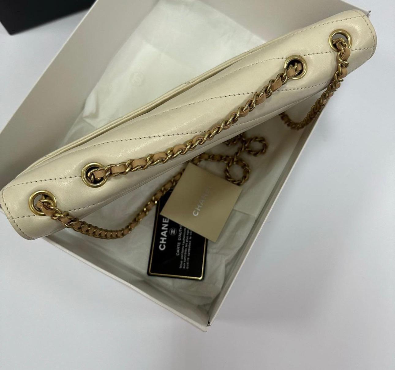 Chanel Beige Chevron Shoulder Bag In Excellent Condition For Sale In Krakow, PL