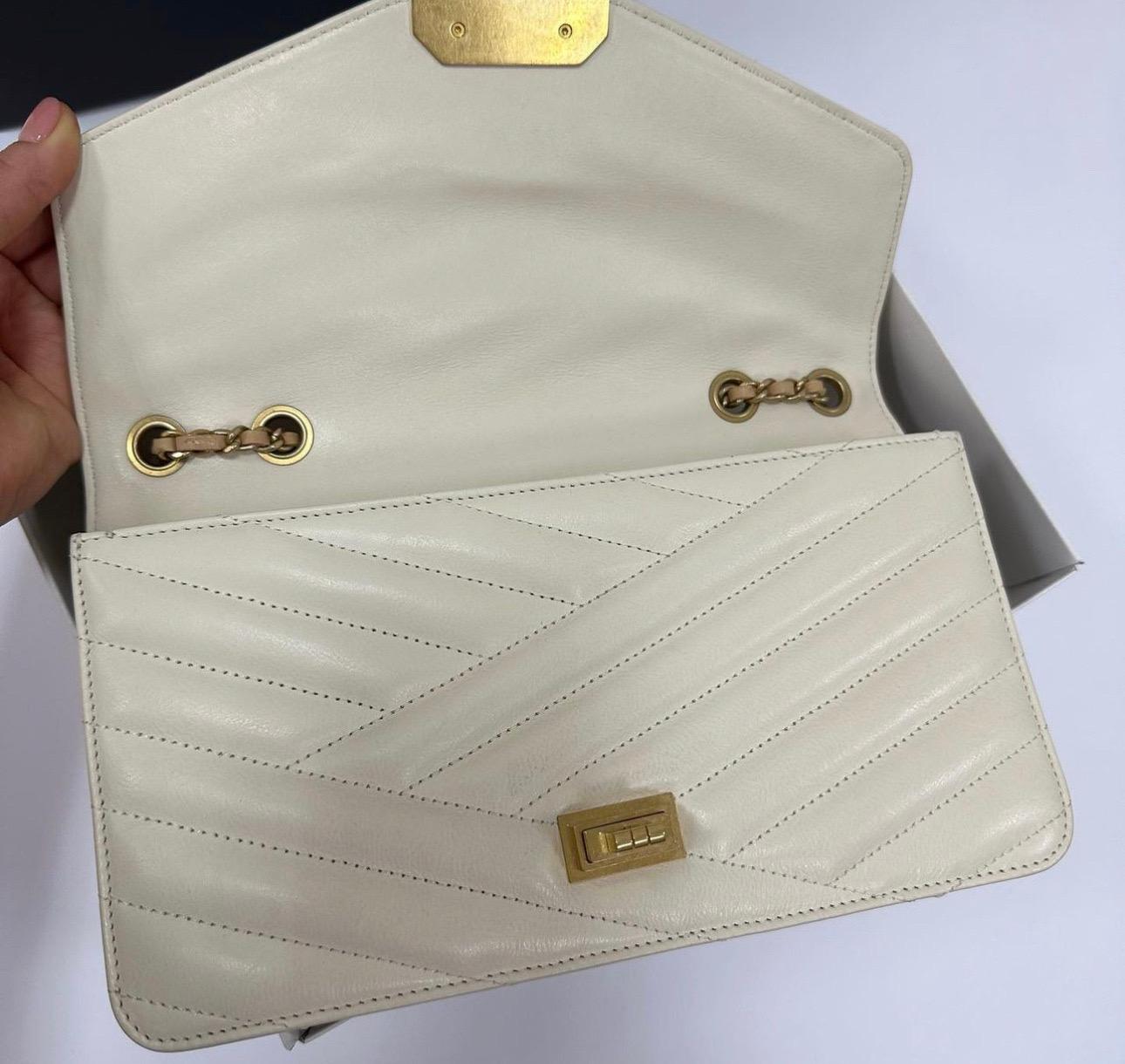 Chanel Beige Chevron Shoulder Bag For Sale 2