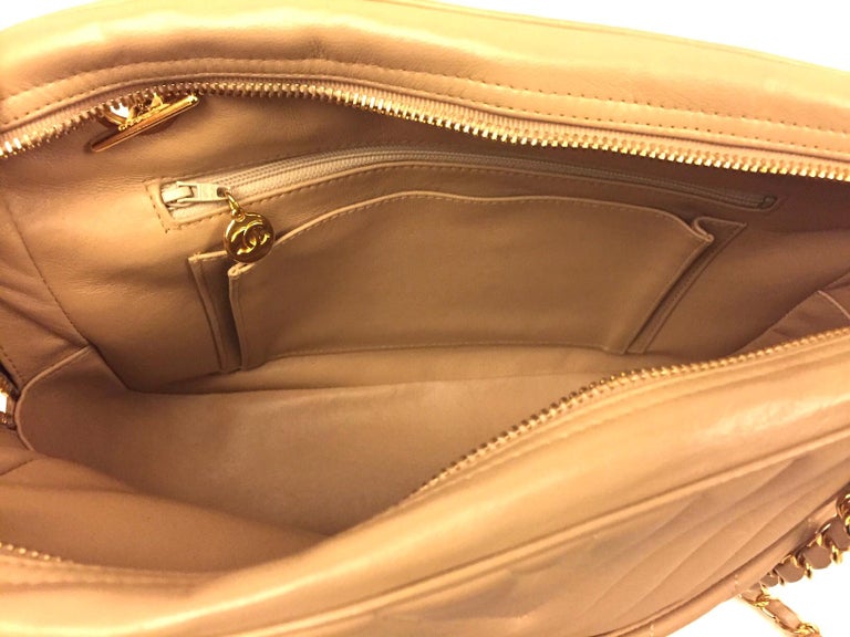 Chanel beige chevron shoulder bag For Sale 1