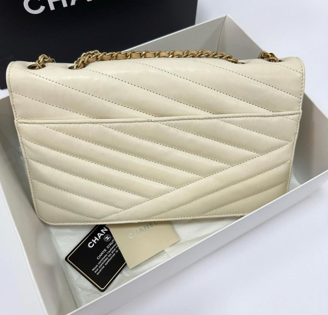 Chanel Beige Chevron Shoulder Bag For Sale 3