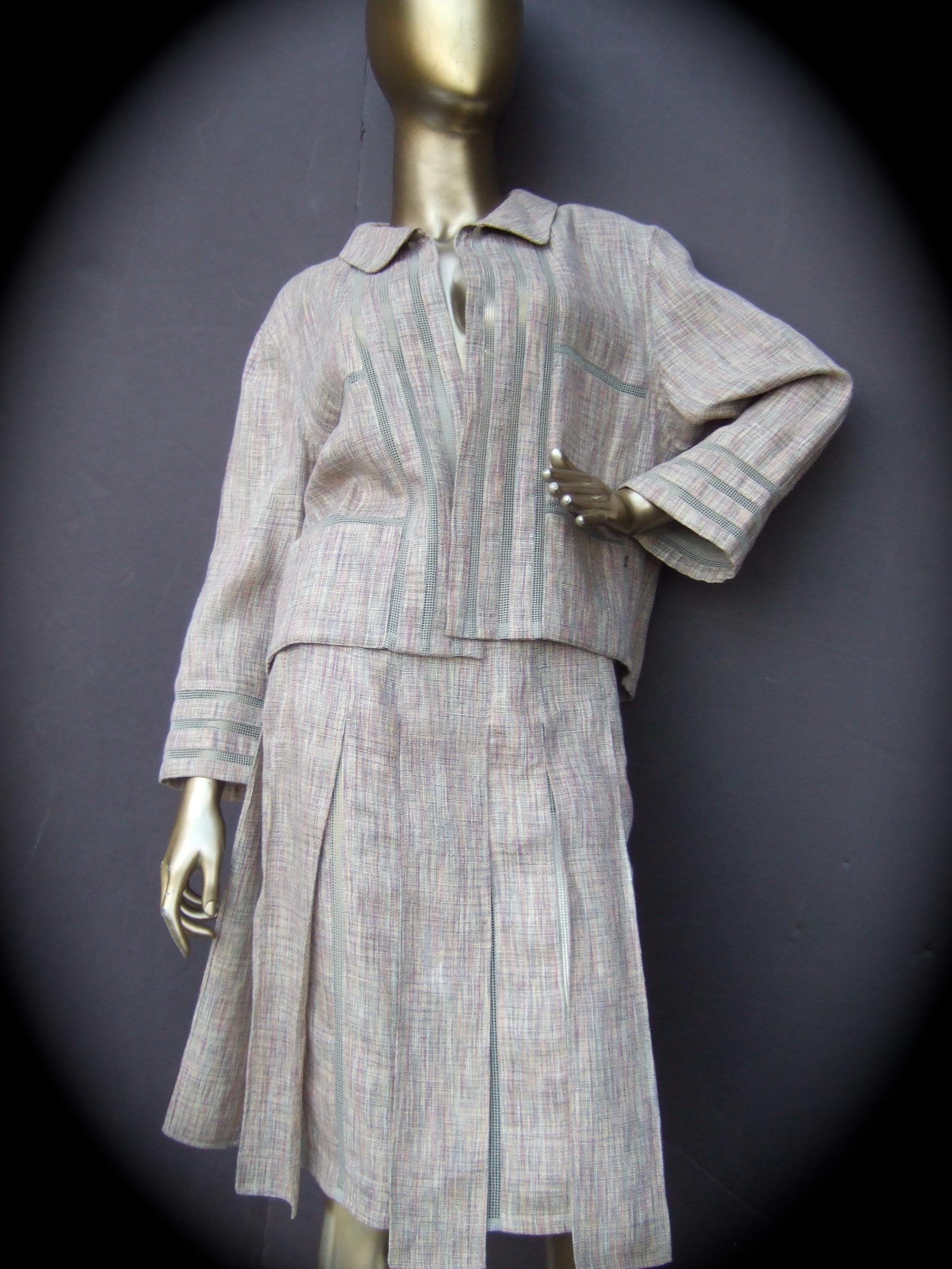 Chanel Chic Beige Linen & Cotton Blend Skirt Suit c 2000 Size 40  In Good Condition For Sale In University City, MO
