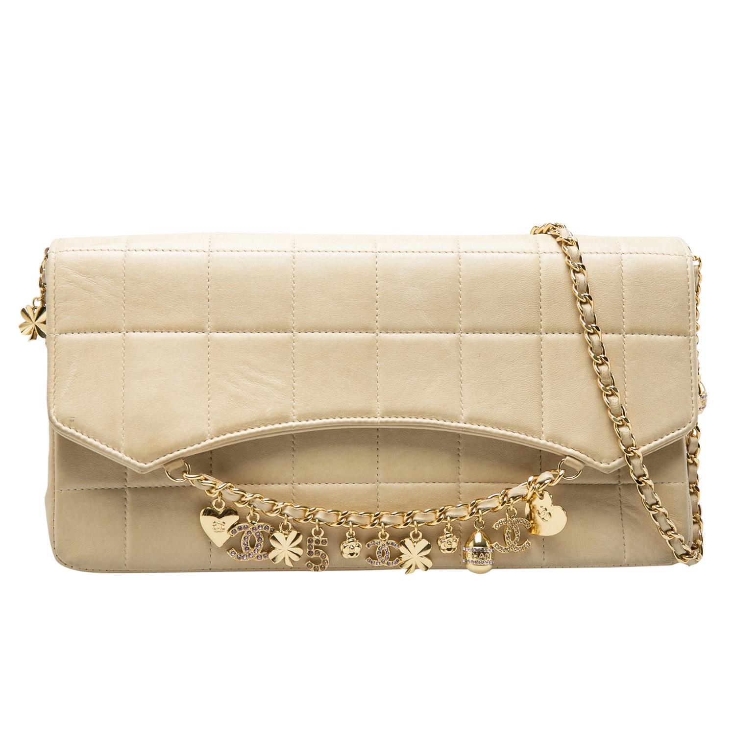 Charm your way through every gathering by swinging this bag from Chanel. Crafted from leather, the bag has a beige exterior that features the chocolate bar quilted pattern. The flap has dangling charms and it opens to an interior that will easily