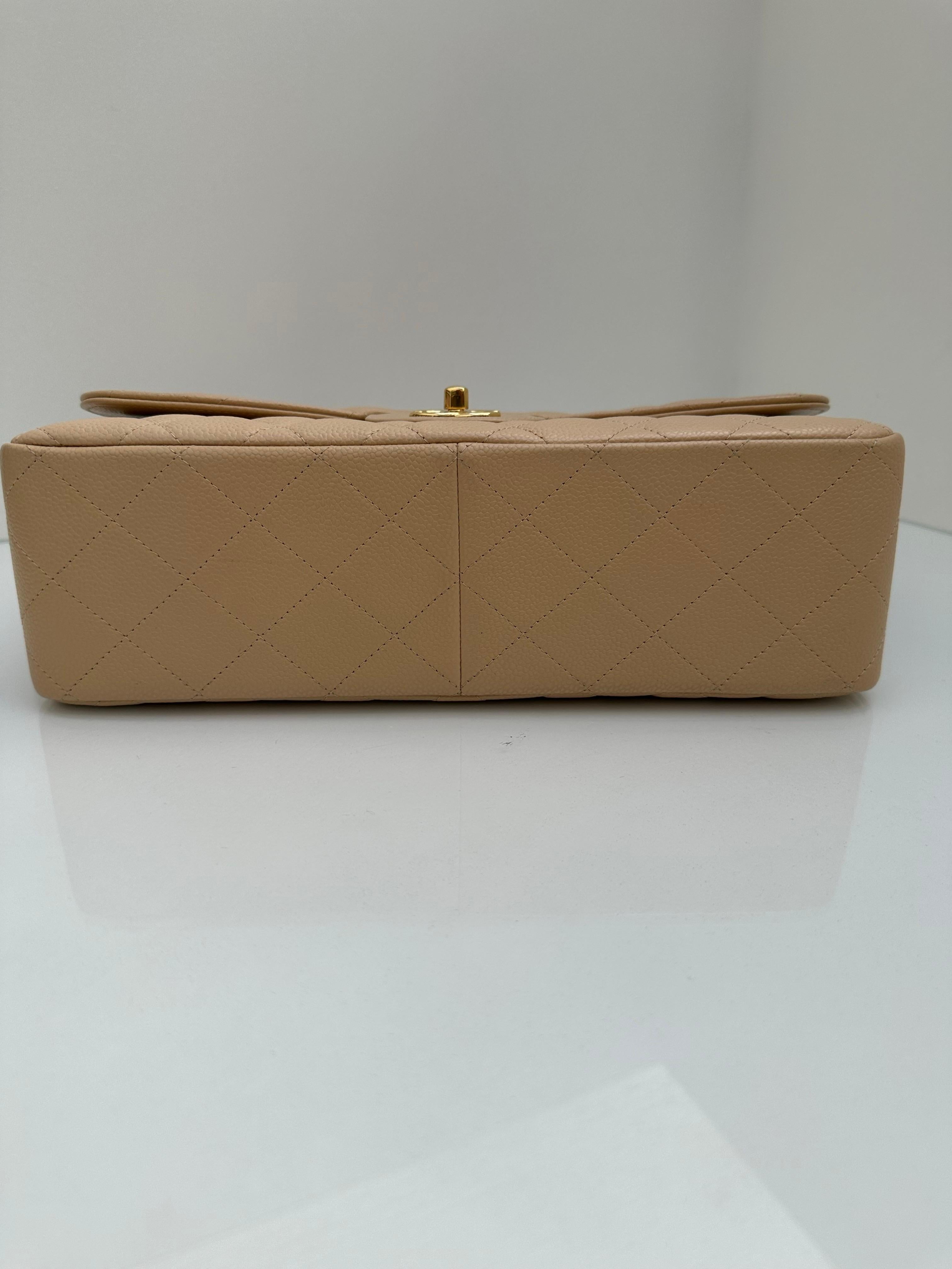 Chanel Beige Clair Jumbo Double Flap in ausgezeichnetem Zustand. Sehr begehrter klassischer Stil in begehrter beiger Farbe mit goldenen Beschlägen. Inklusive Staubbeutel mit intakter Seriennummer. 17 Serie garantiert authentisch. 