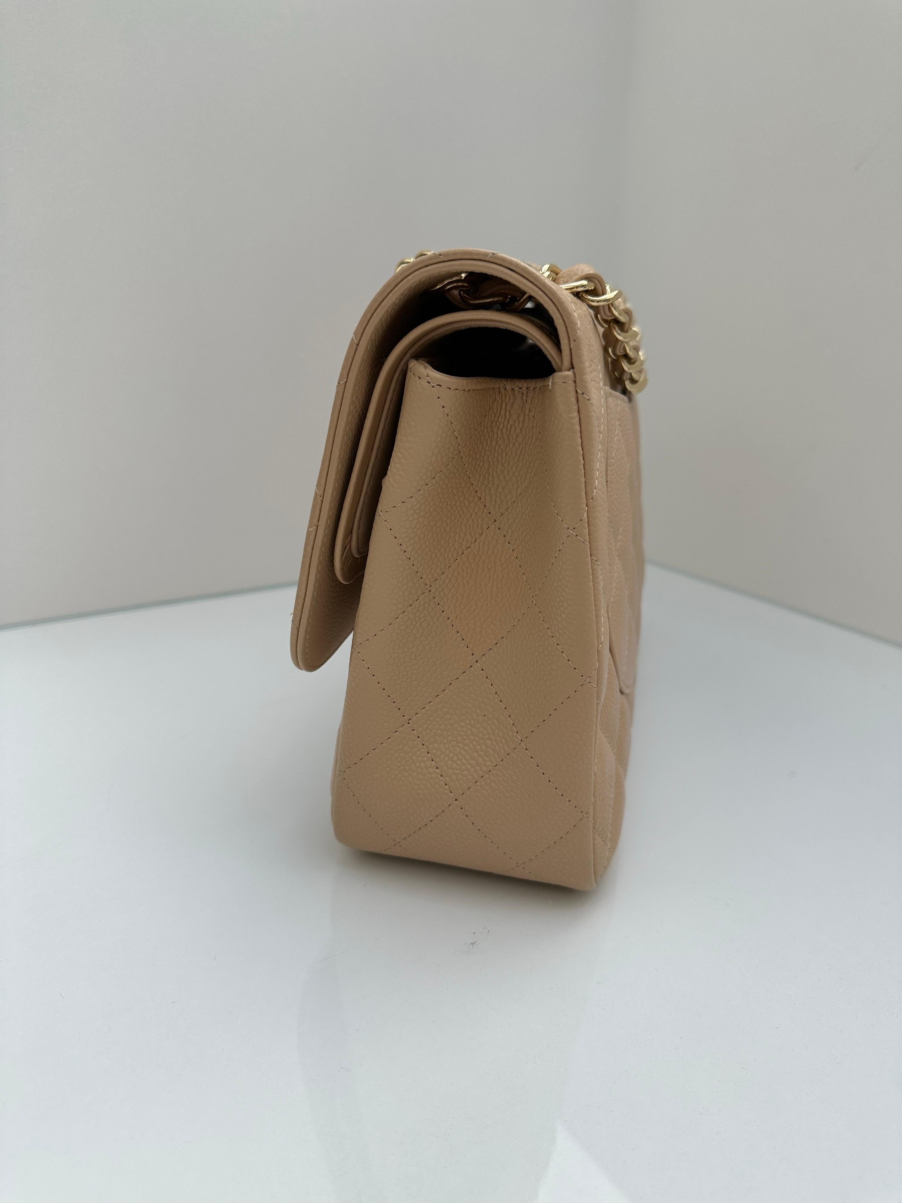 Chanel Beige Clair Jumbo Classic Doppelte Klappe Kaviar Gold Hardware (Braun) im Angebot