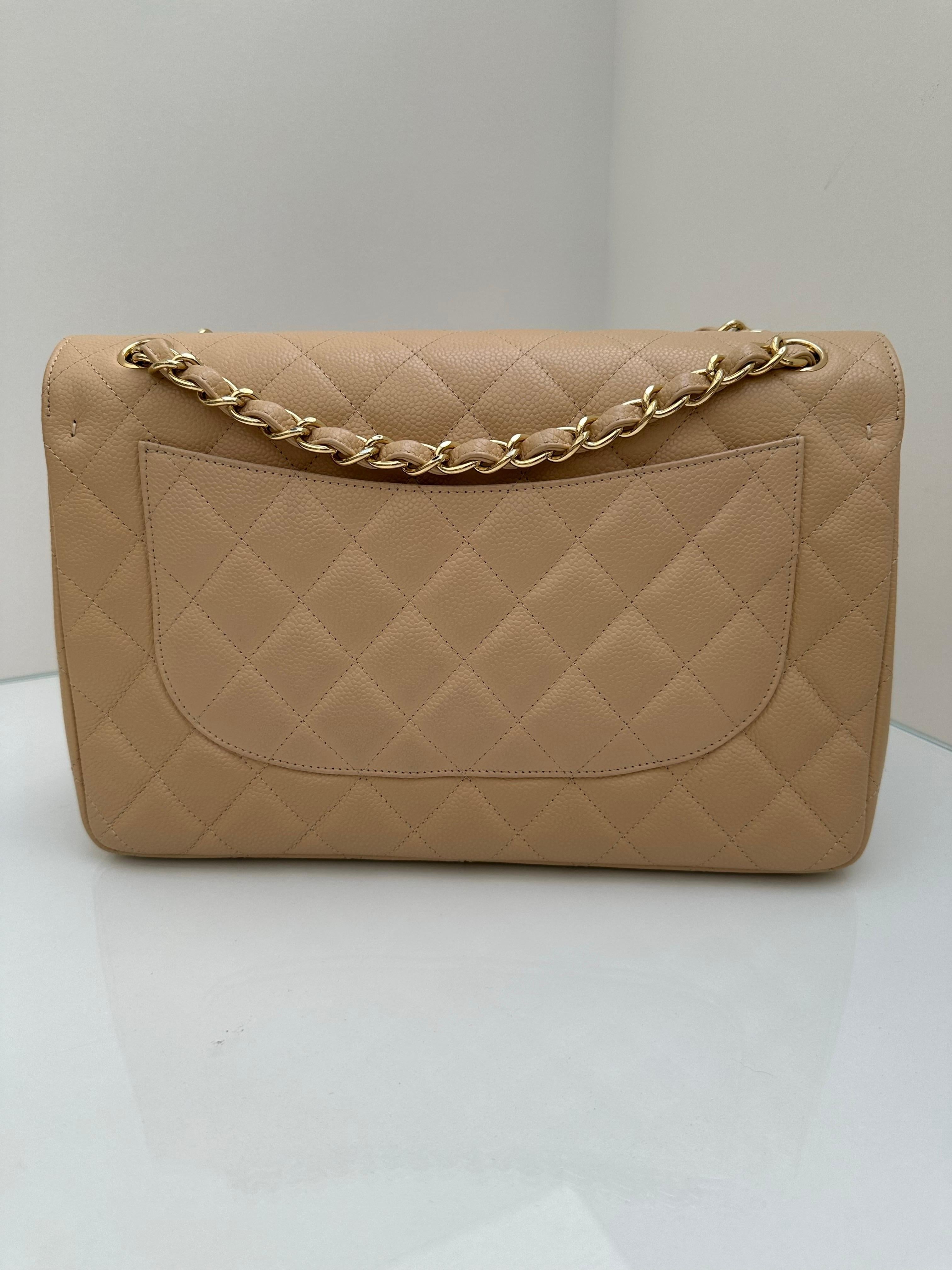 Chanel Beige Clair Jumbo Classic Doppelte Klappe Kaviar Gold Hardware im Zustand „Hervorragend“ im Angebot in Athens, GA